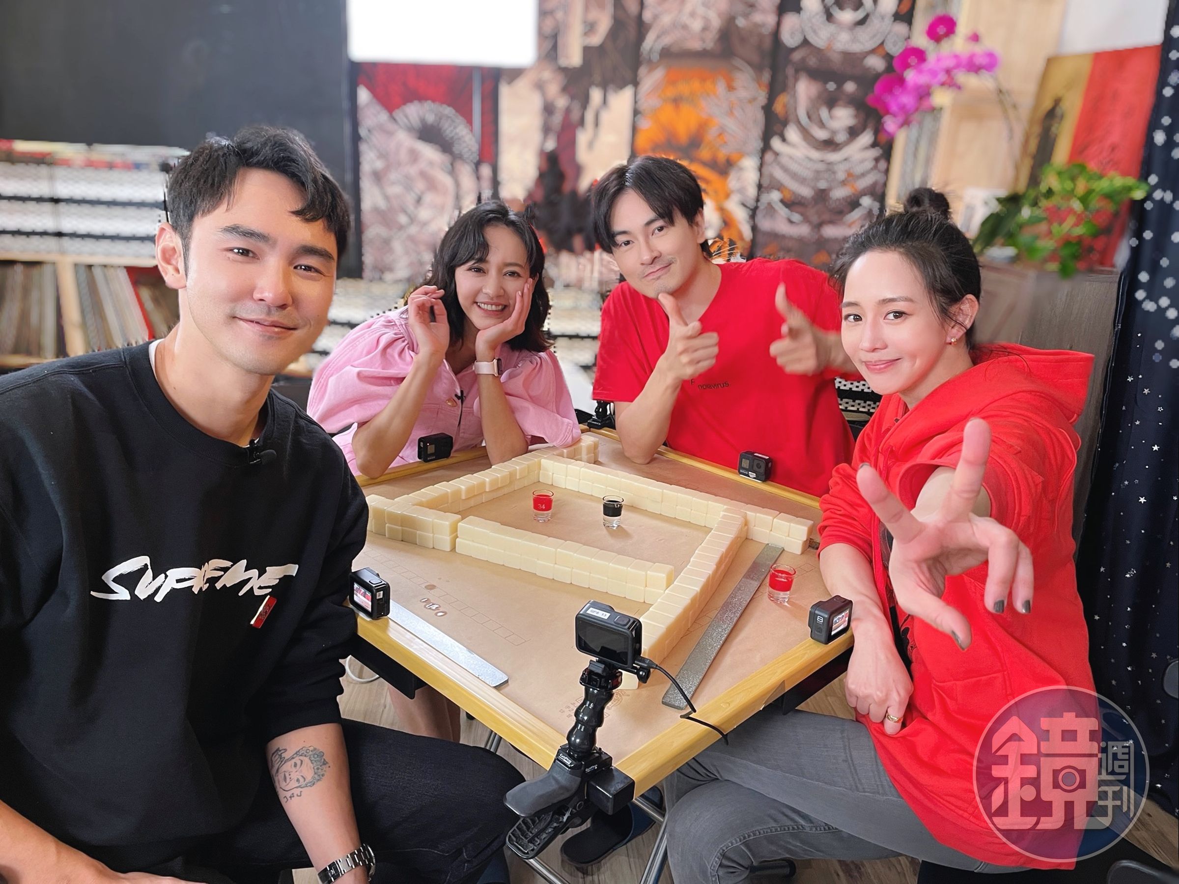 大夥應景打麻將討喜氣卻頻出狀況。（M.I.E.最大國際娛樂）