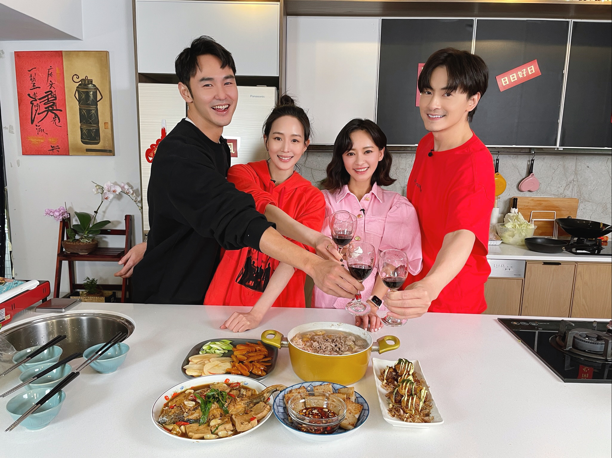 阮經天、陳意涵、張鈞甯一起上鄭元暢頻道做菜笑料百出。（M.I.E.最大國際娛樂）