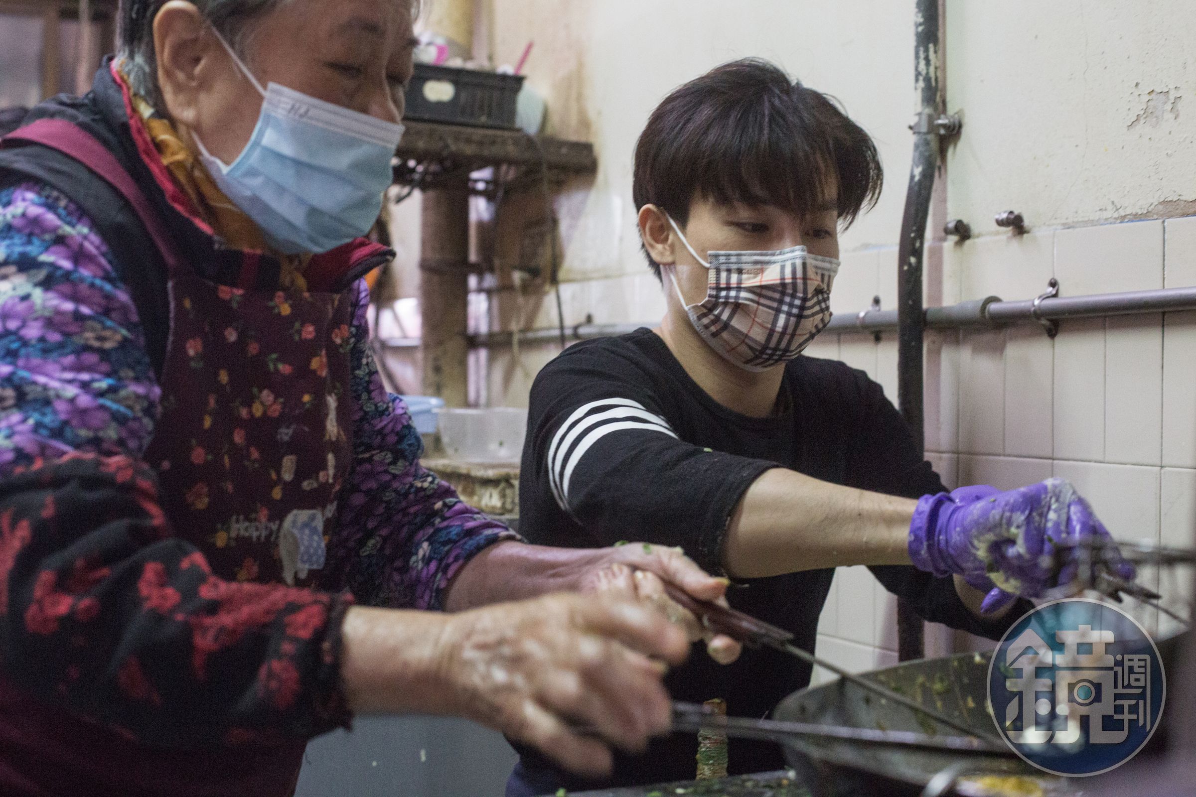 許凱綸（右）曾是職業撞球選手，不捨84歲的阿嬤林玉霞（左），2年前放棄18年撞球生涯，返家幫忙炸粿生意。