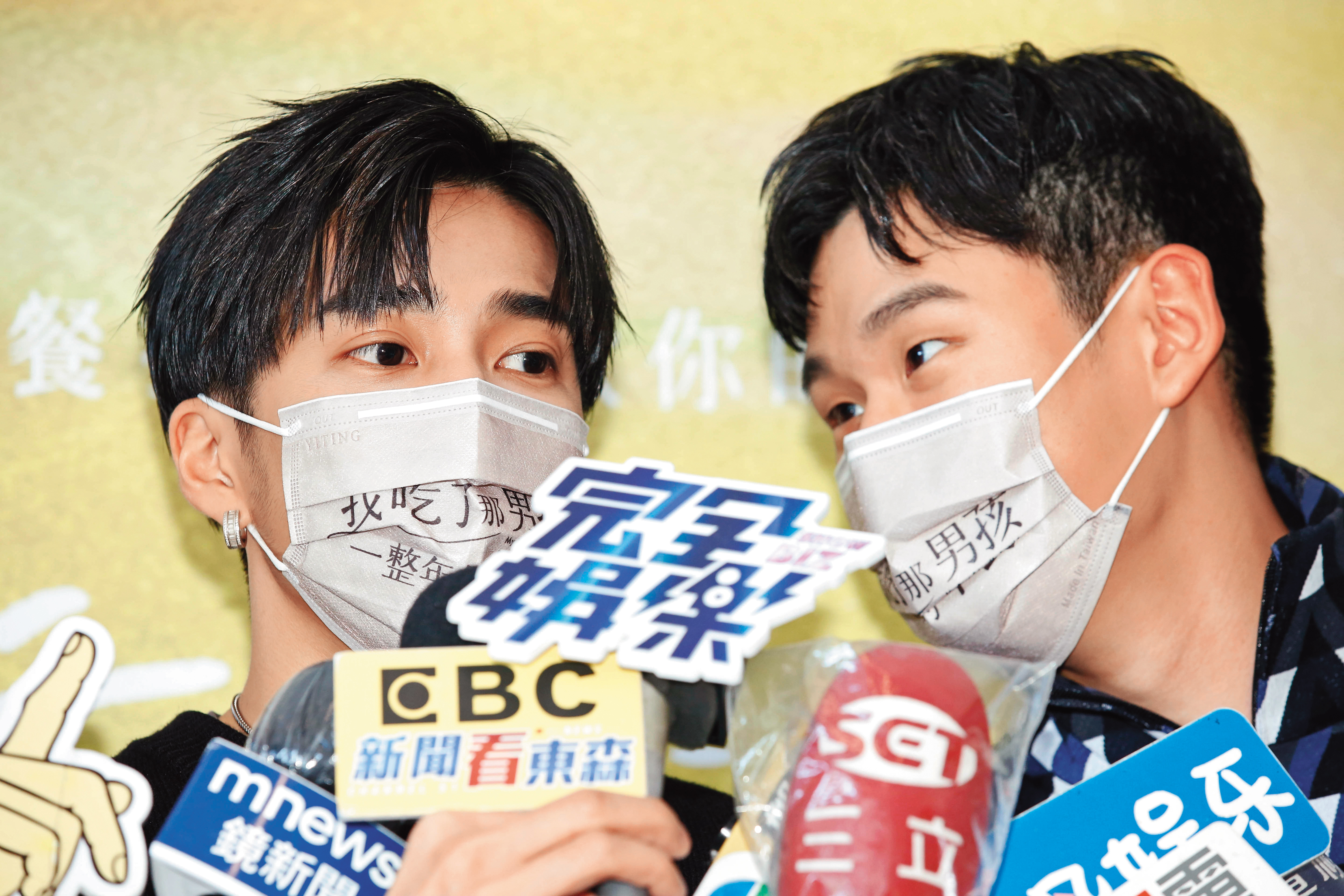 婁峻碩（左）演出《我吃了那男孩一整年的早餐》，與男主角周興哲（右）有對打戲。