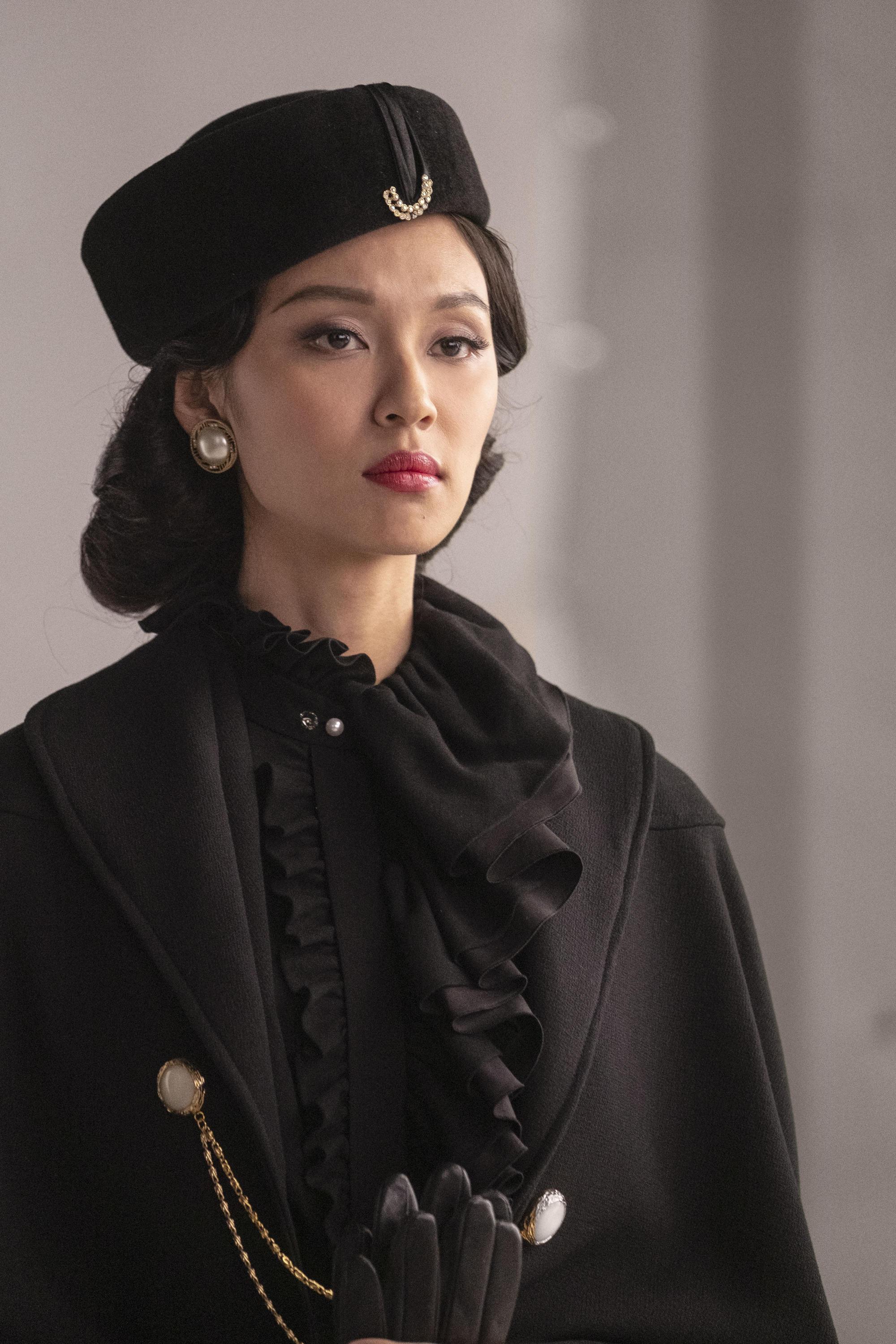 《梅艷芳》(導演版)還原當年梅艷芳名噪一時的手錶代言造型。(Disney+提供)