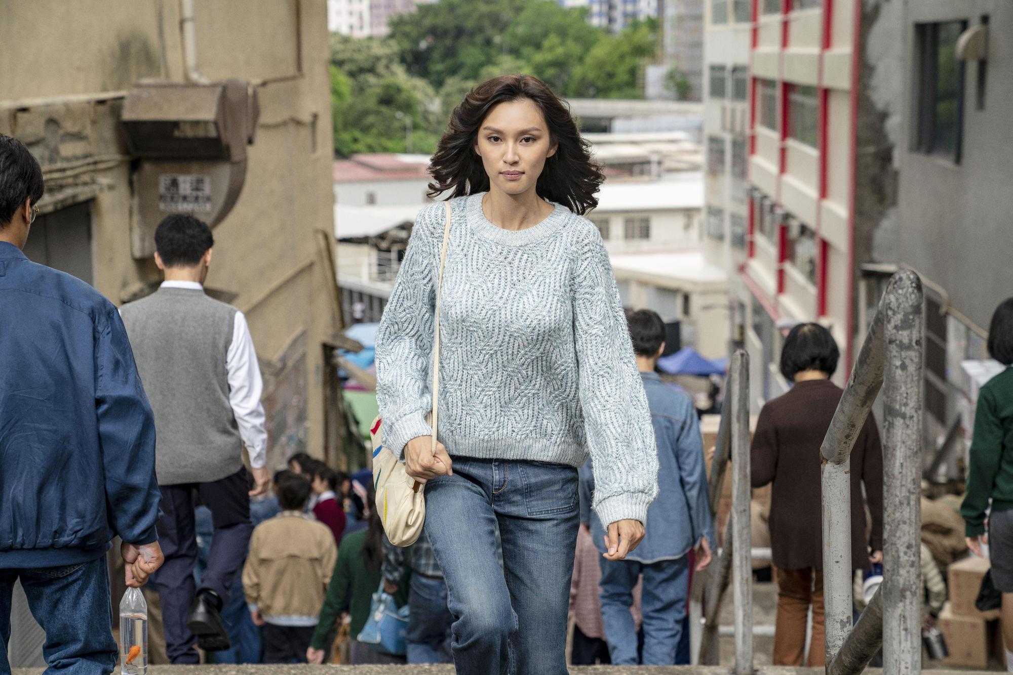 《梅艷芳》(導演版)以5集的篇幅,還原了80到90年代香港的城市風景,難得可貴。(Disney+提供)