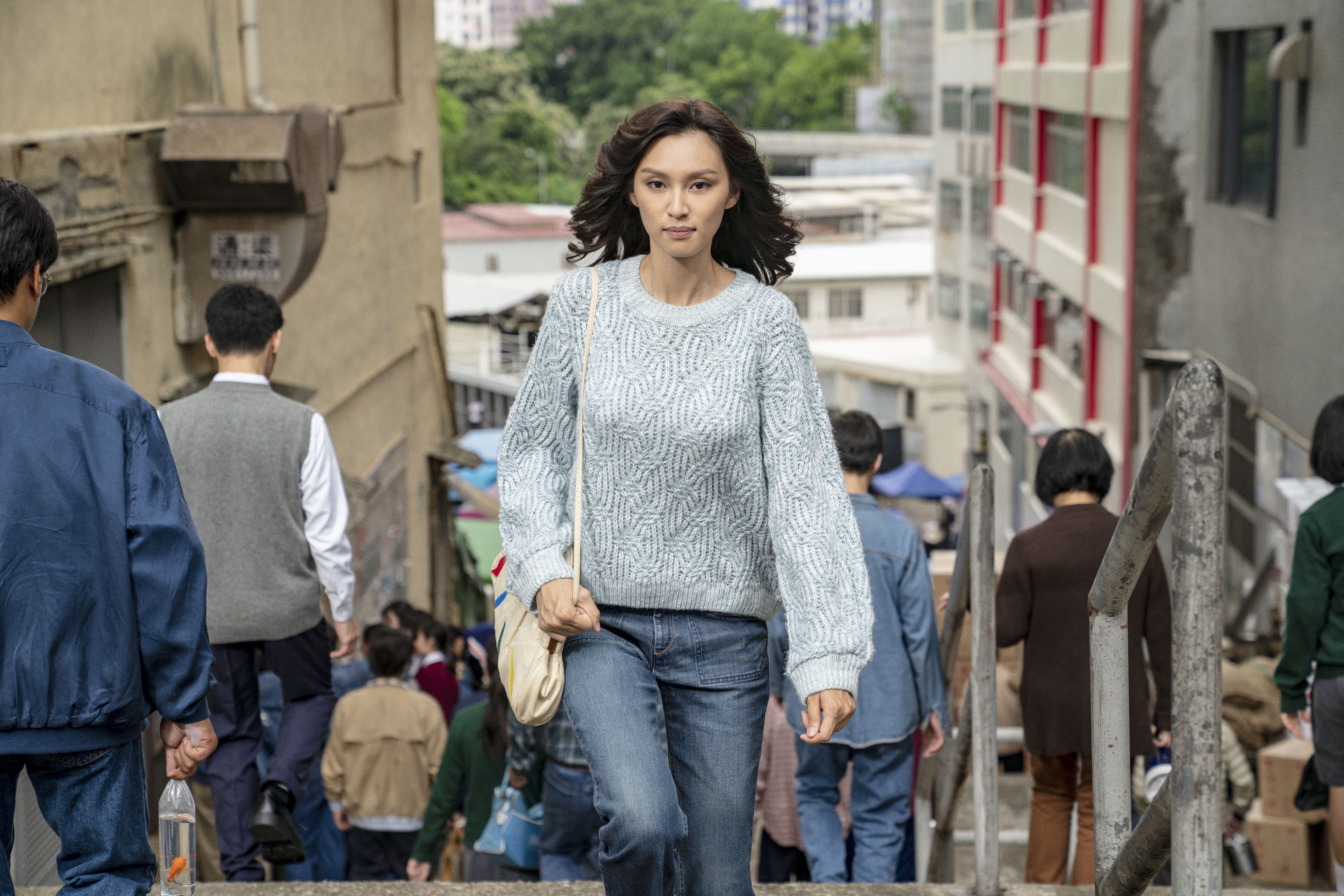 《梅艷芳》（導演版）以5集的篇幅，還原了80到90年代香港的城市風景，難得可貴。（Disney+提供）