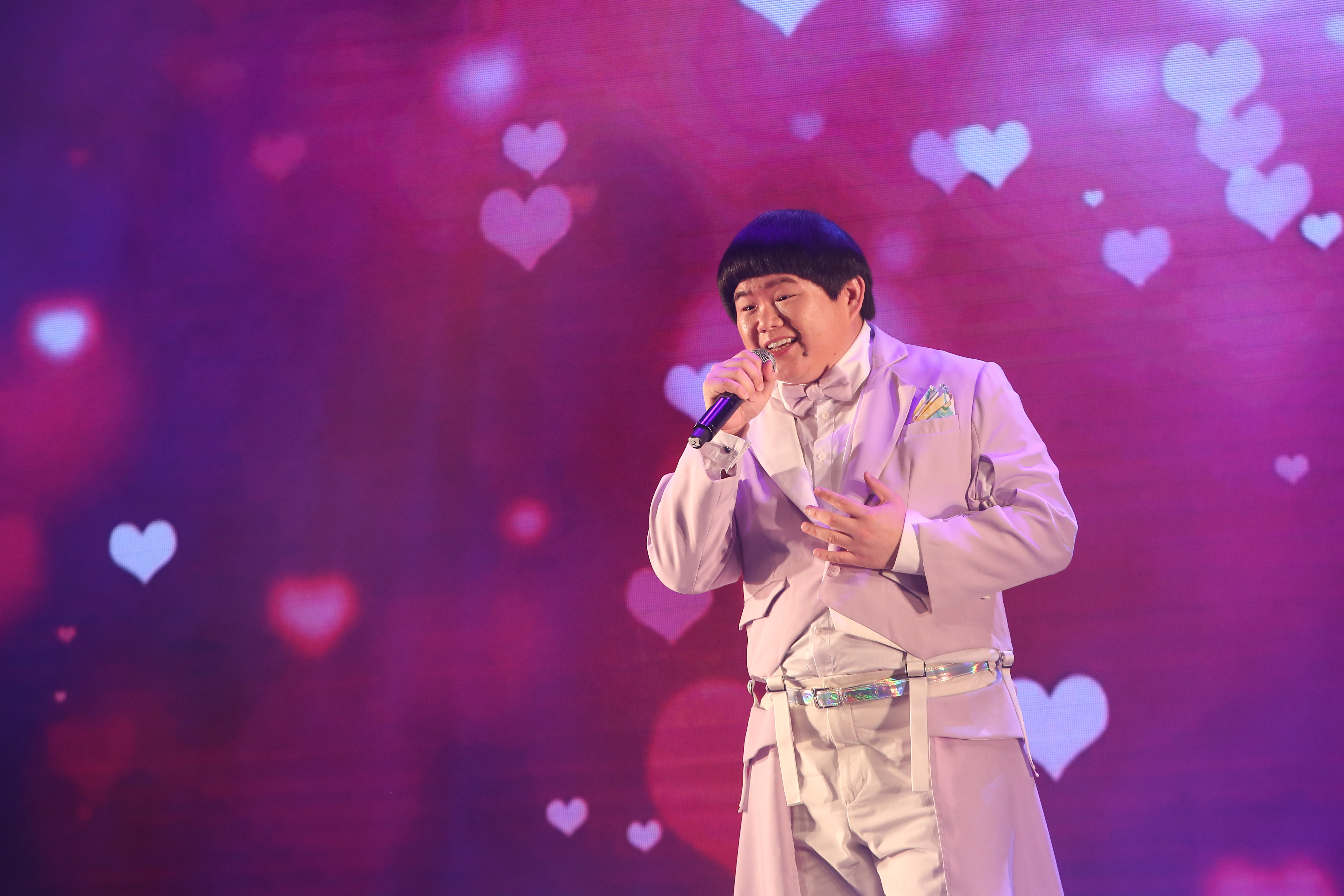 林育羣日前參與公益演唱會上台獻唱。