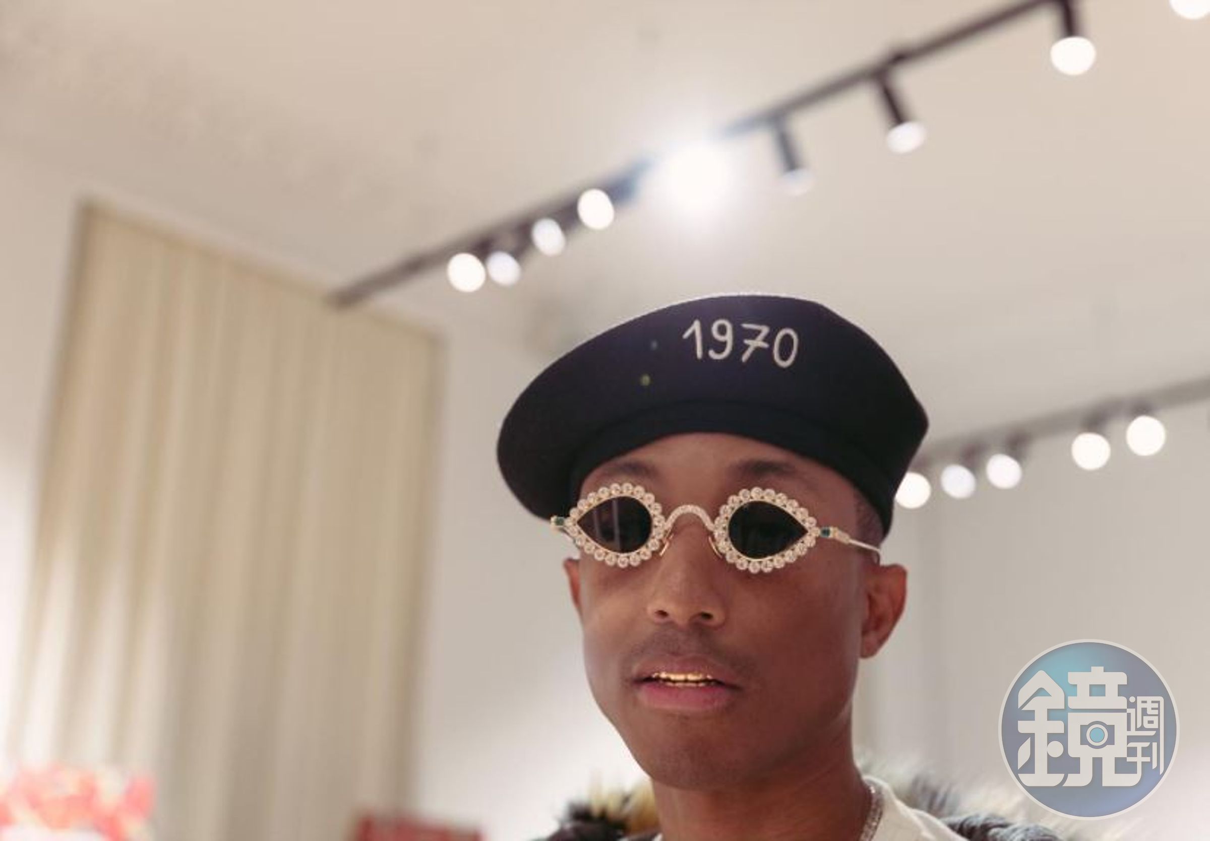 Pharrell Williams在巴黎出席Nigo接任KENZO的第一場大秀，戴上總重25克拉的Tiffany太陽眼鏡超吸睛。（翻攝自官方IG）