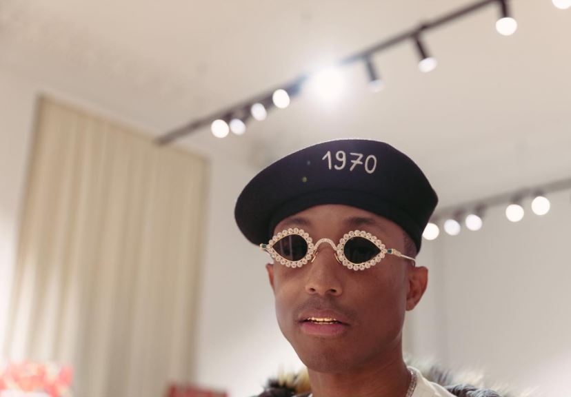 Pharrell Williams在巴黎出席Nigo接任KENZO的第一場大秀，戴上總重25克拉的Tiffany太陽眼鏡超吸睛。（翻攝自官方IG）