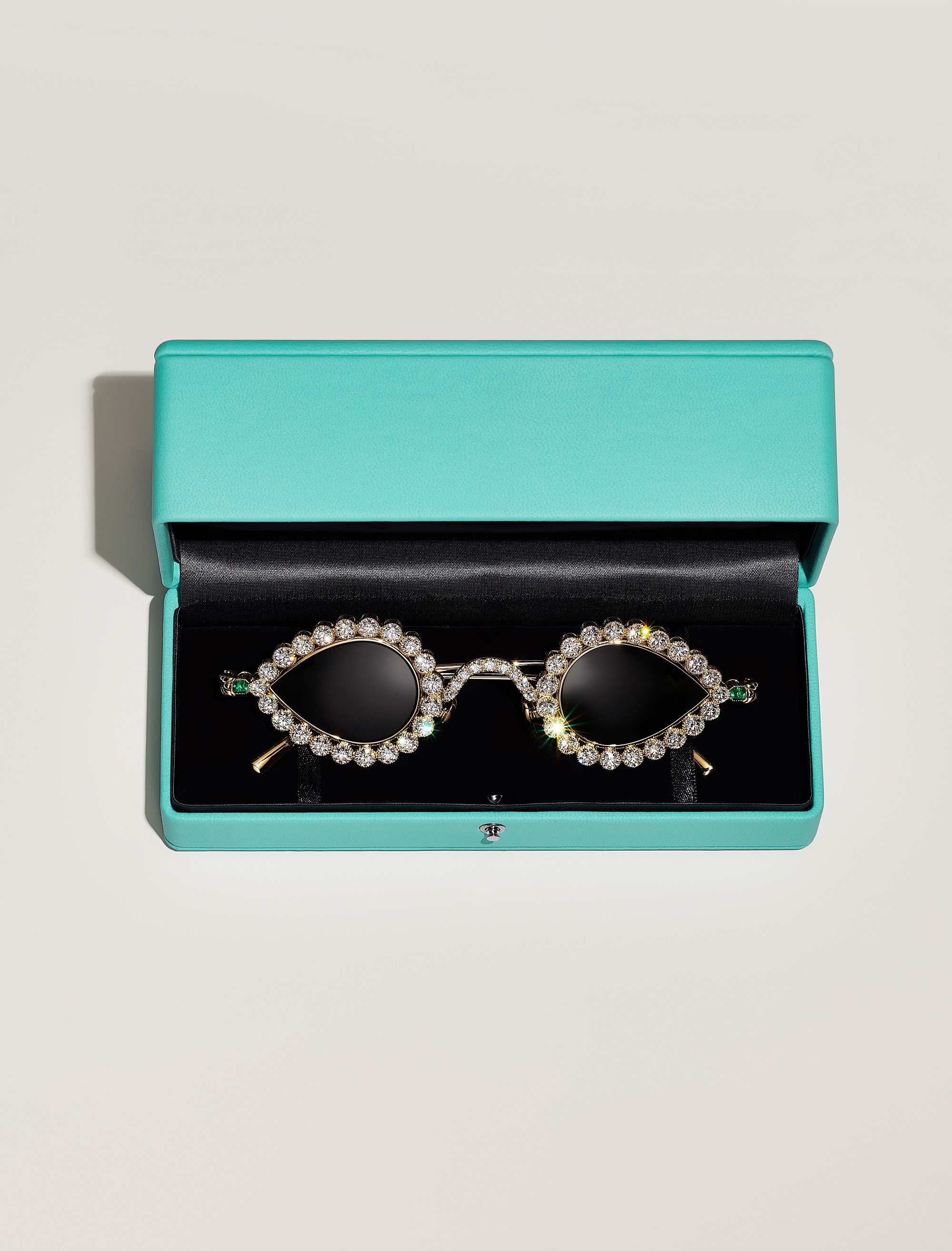 Tiffany出品即便是太陽眼鏡，當然還是有經典小藍盒。（Tiffany提供）
