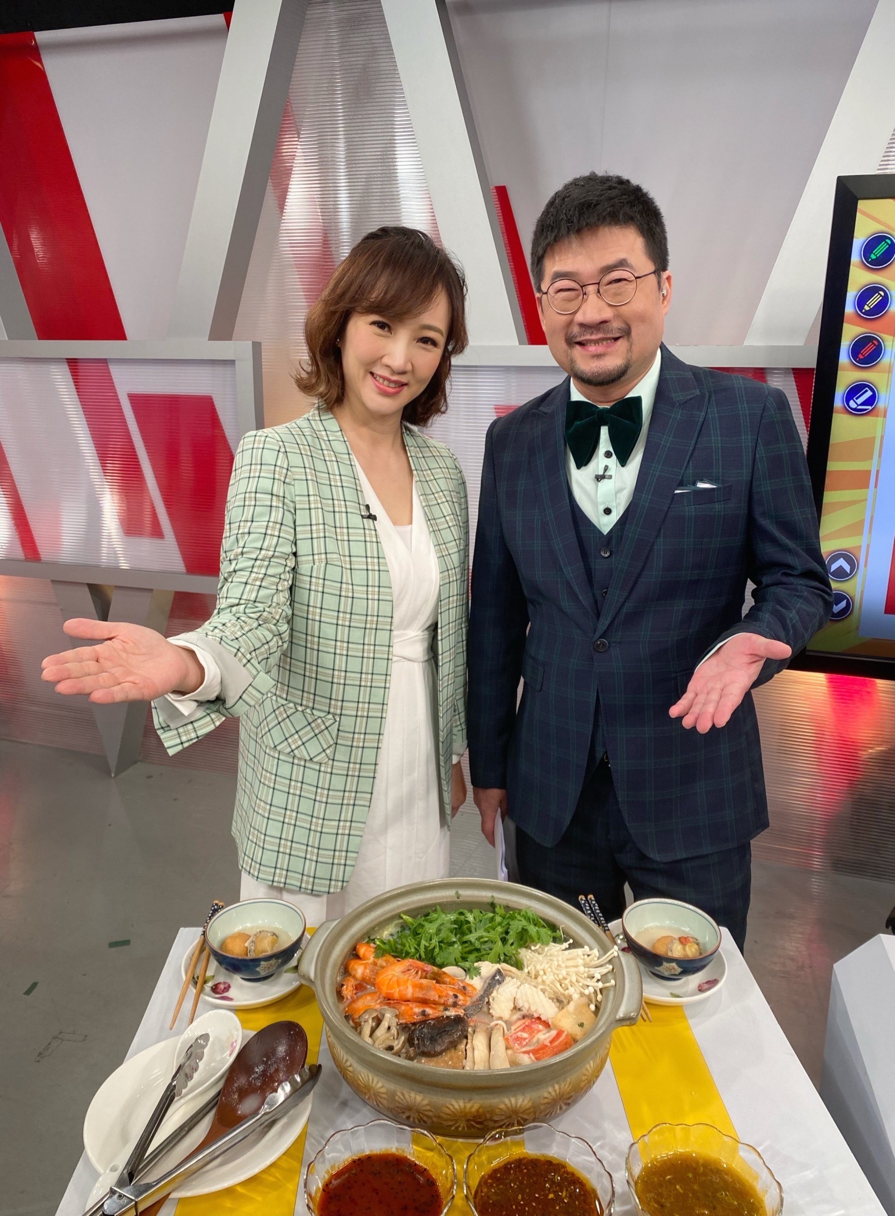 郁方及廖慶學覺得冬天最易發胖的就是火鍋,這集教大家如何吃火鍋吃不胖。(完美國際提供)