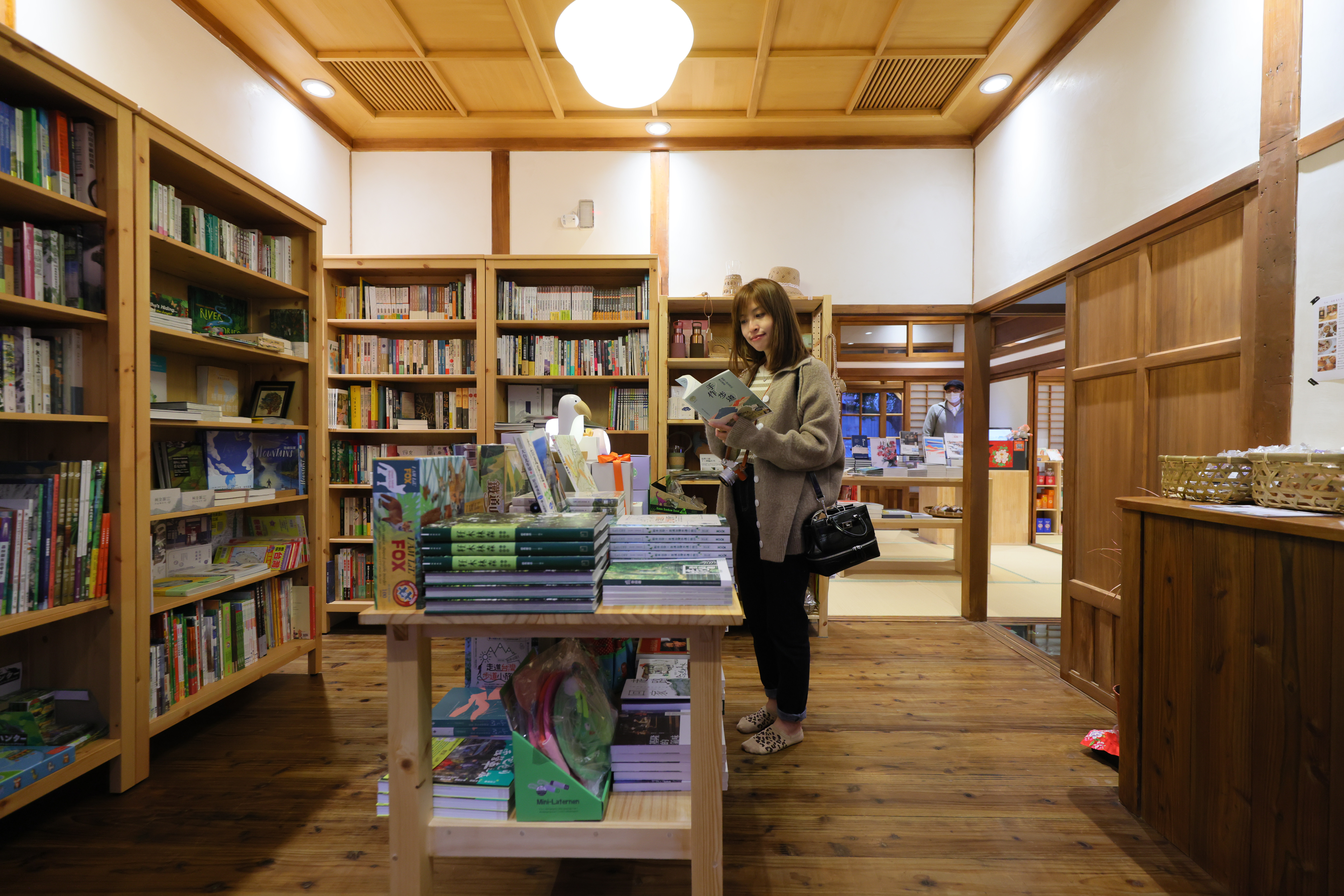 日式老屋裡瀰漫著書香氣息。