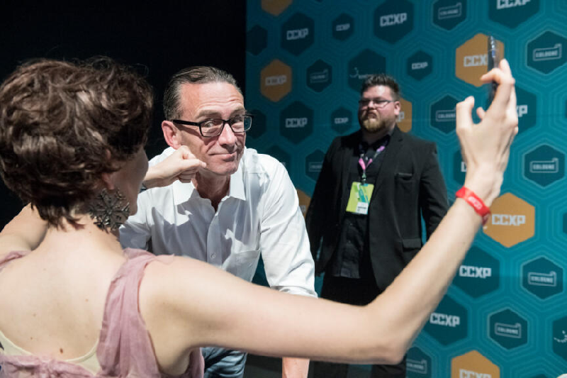 查克帕拉尼克（左二）在2019年出席活動。（CCXP Cologne提供）