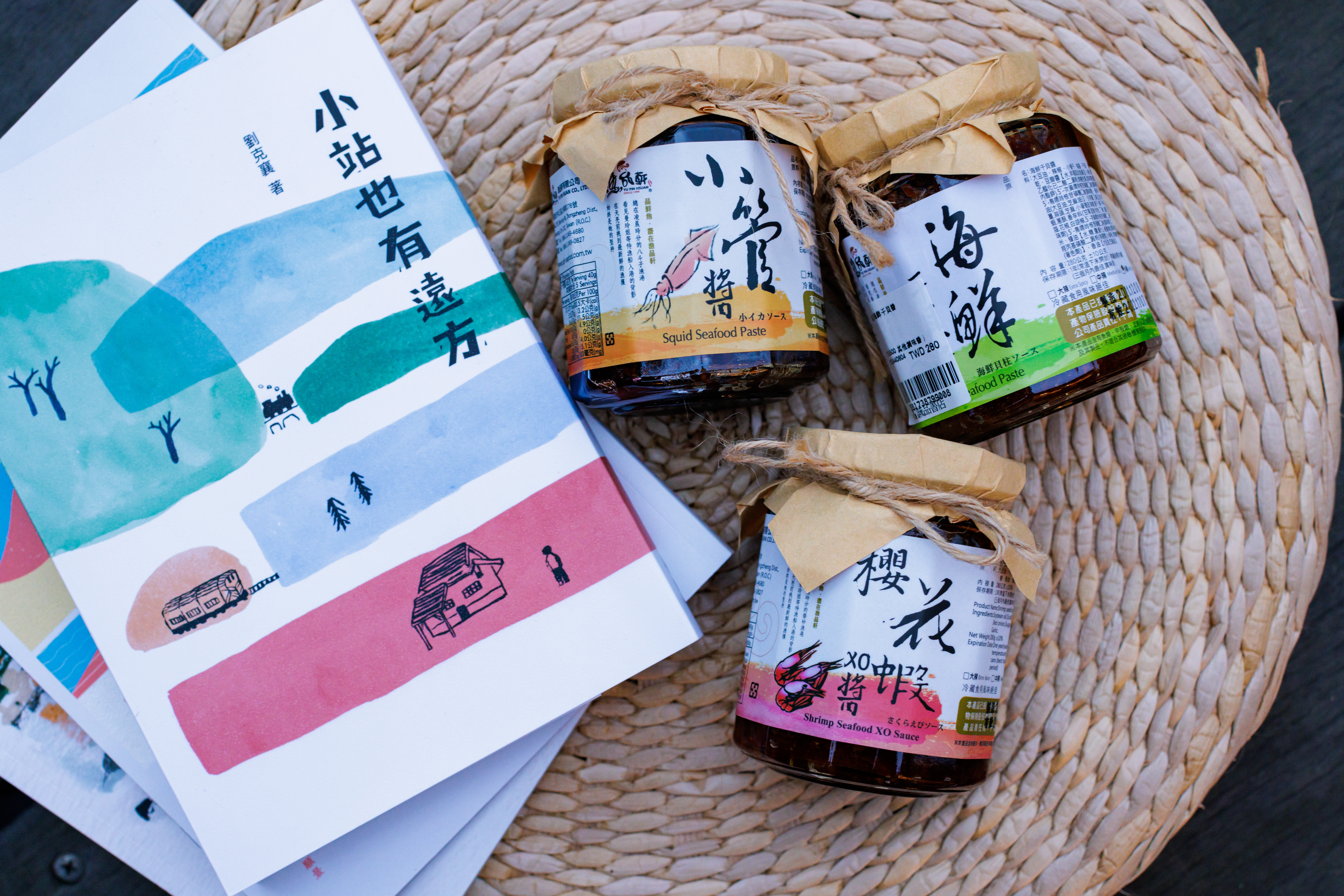 書店裡也買得到充滿海味的基隆伴手禮。（海鮮干貝醬280元、小管醬280元、櫻花蝦XO醬380元／罐）