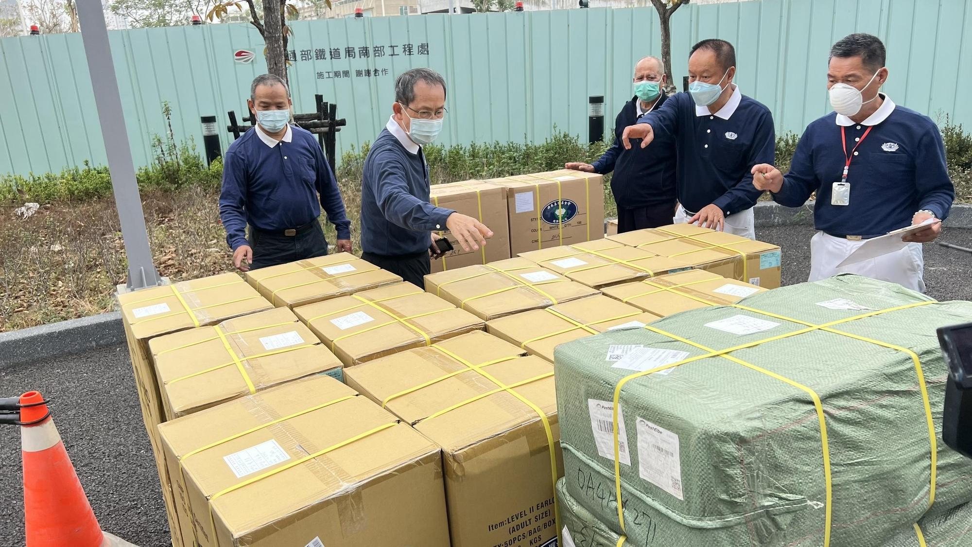 防疫物資經由火車運抵鳳山火車站後，當地慈濟志工立即將防疫物資領取分送。（慈濟基金會提供）