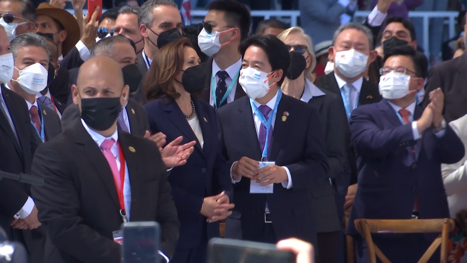 賴清德（右2）參加宏都拉斯總統卡蕬楚的就職典禮，與美國副總統賀錦麗（左2）同框。（鏡新聞授權提供）