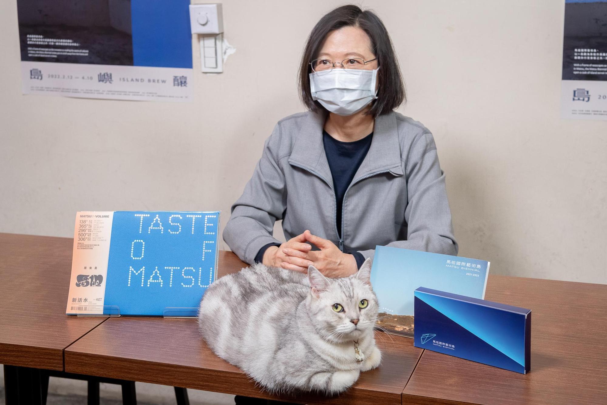 總統蔡英文日前現身文化總會「馬祖國際藝術島」的特別企劃,到台北市萬華的「家香味」餐廳,親自下廚充滿「馬祖滋味」的傳統美食。(總統府提供)