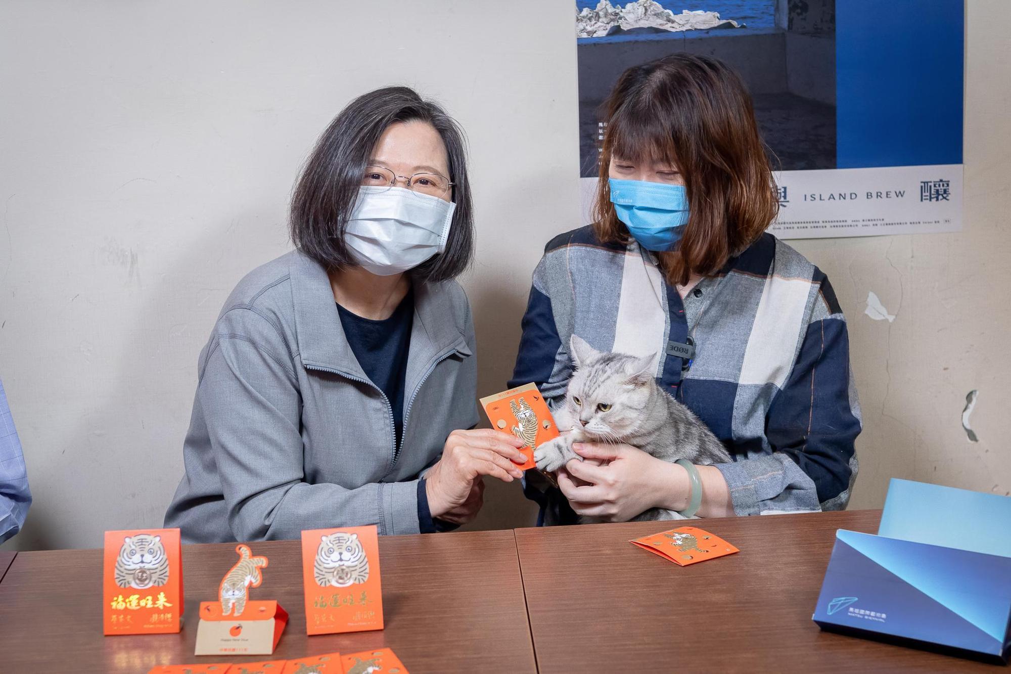 身為貓奴的蔡總統,開心地和貓咪合影。(總統府提供)