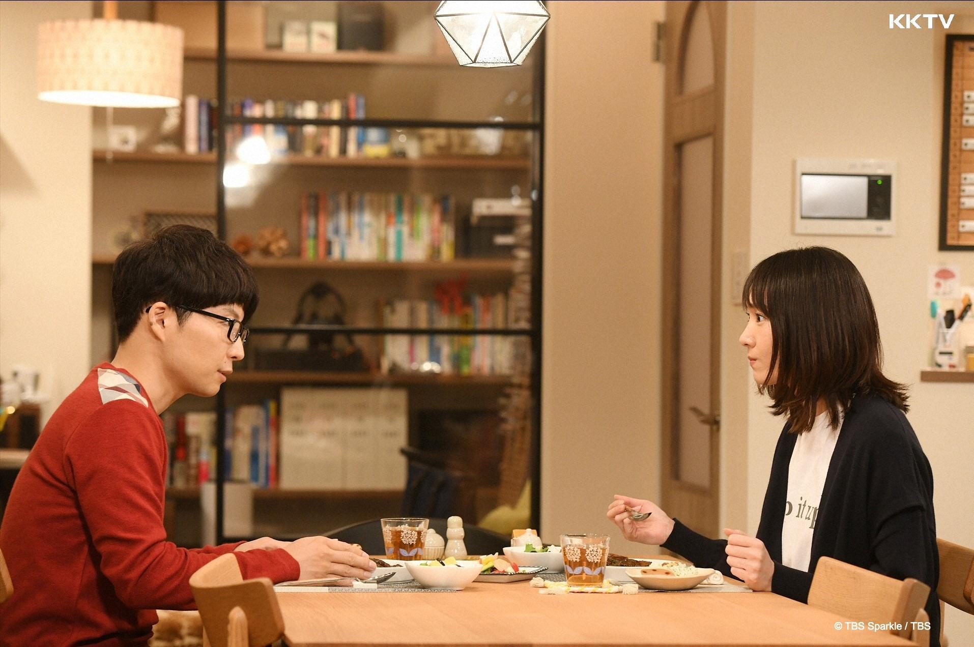 新垣結衣（右）、星野源主演的《月薪嬌妻》系列作品因兩人閃婚更受矚目，勇奪KKTV「2021年K劇風雲榜」日劇收看冠軍。（KKTV提供）