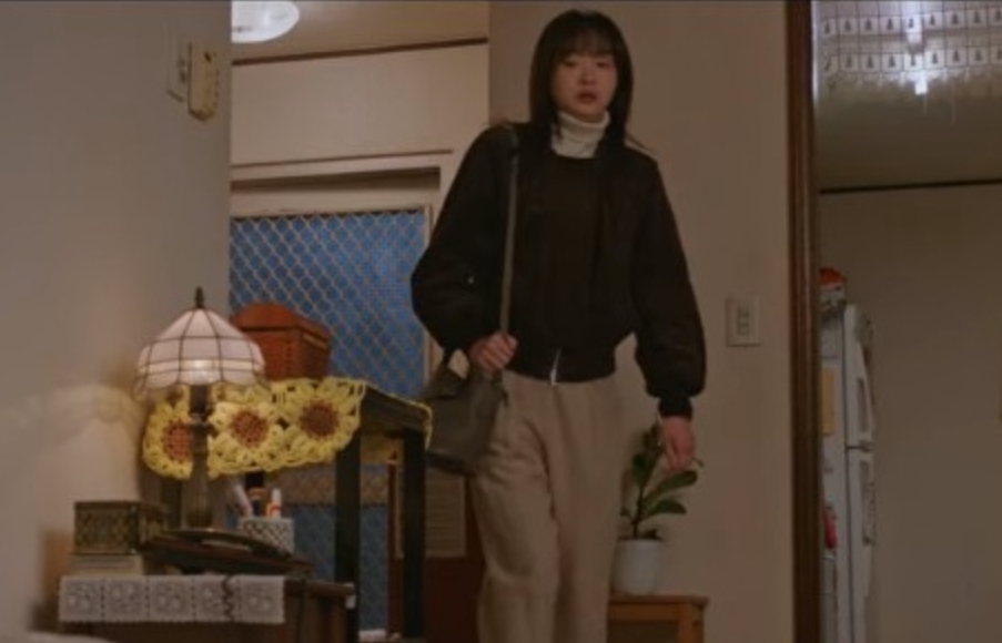 金多美在《那年，我們的夏天》完結篇中，以一身素雅的大地色調服裝，肩揹LONGCHAMP Roseau 2022春夏系列全新灰色水桶包。（翻攝自NETFLIX）