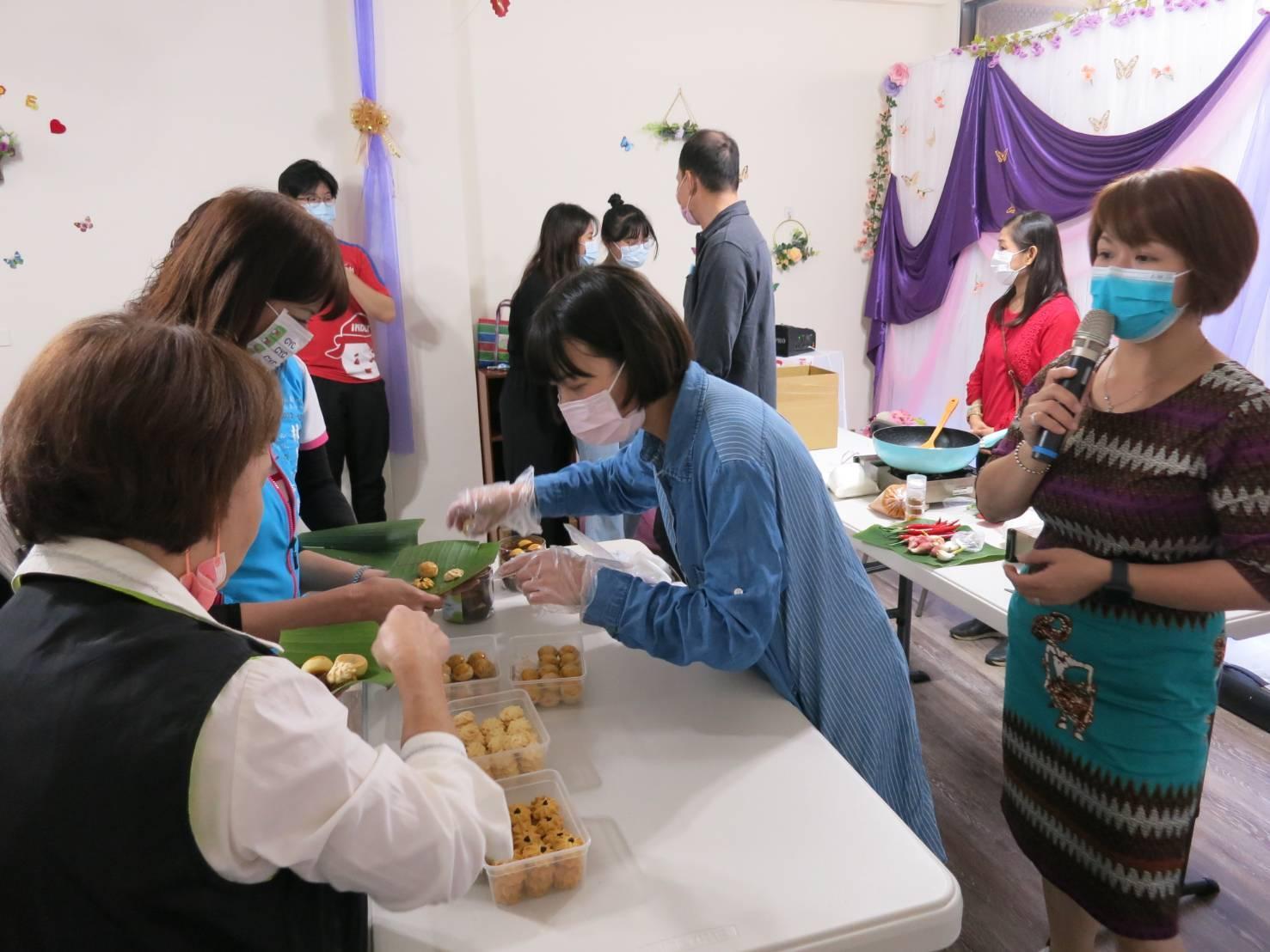 印尼新住民郭淑敏指導學員製作薑黃飯糰。(移民署提供)