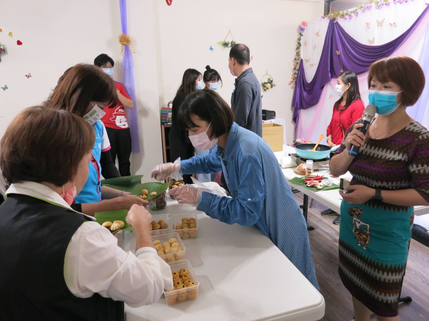 印尼新住民郭淑敏指導學員製作薑黃飯糰。（移民署提供）