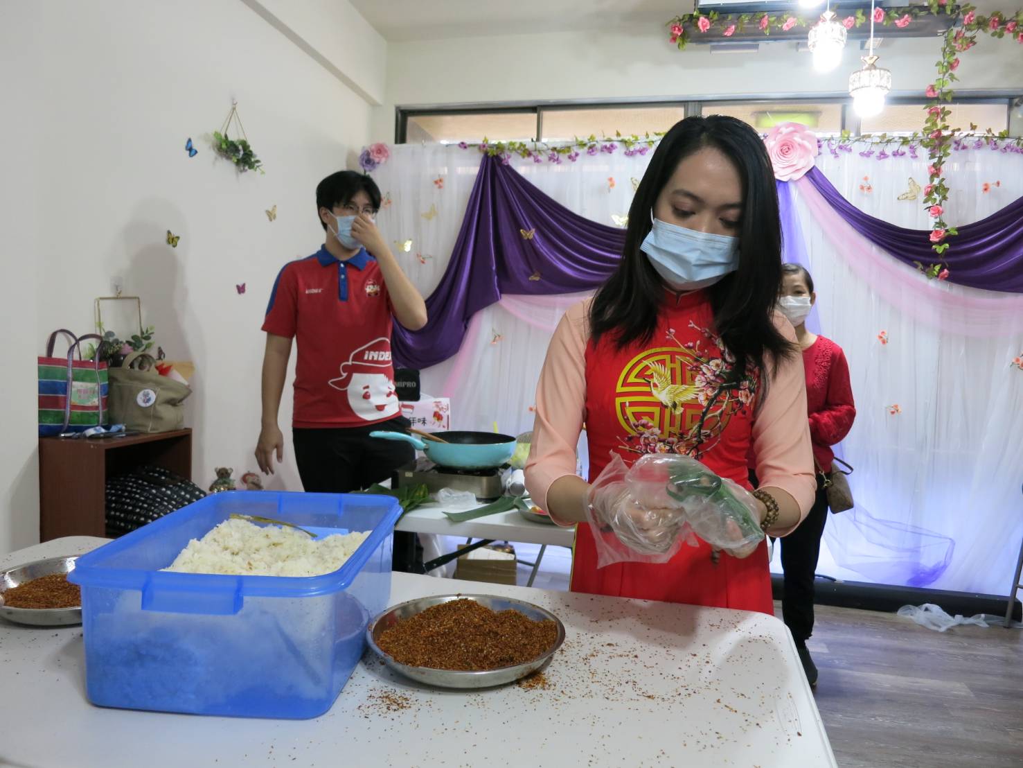 越南新住民楊薏如體驗製作薑黃飯糰。（移民署提供）