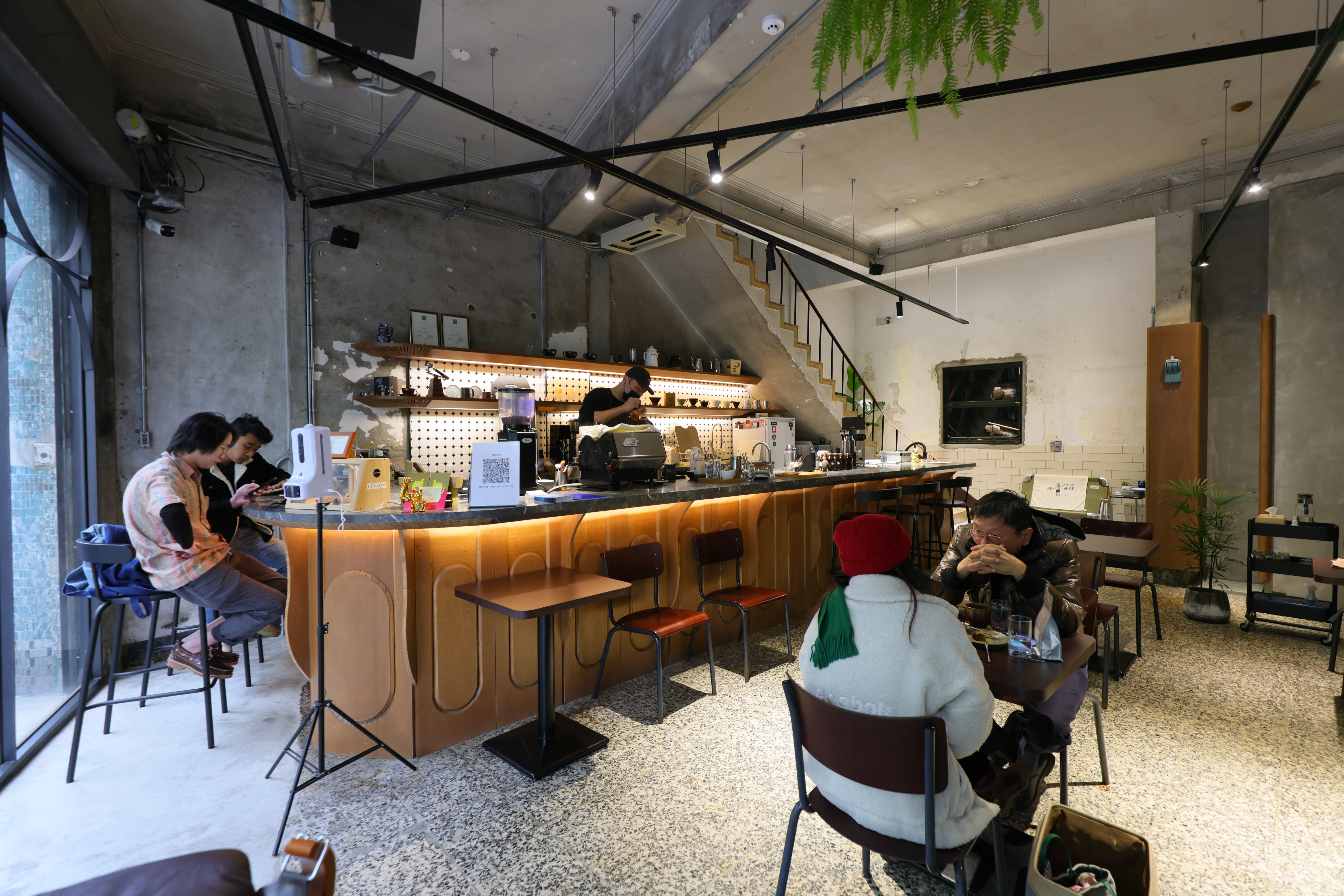 「萬祝號」一入門最搶眼的吧檯，是咖啡師李紹暐的最佳舞台。