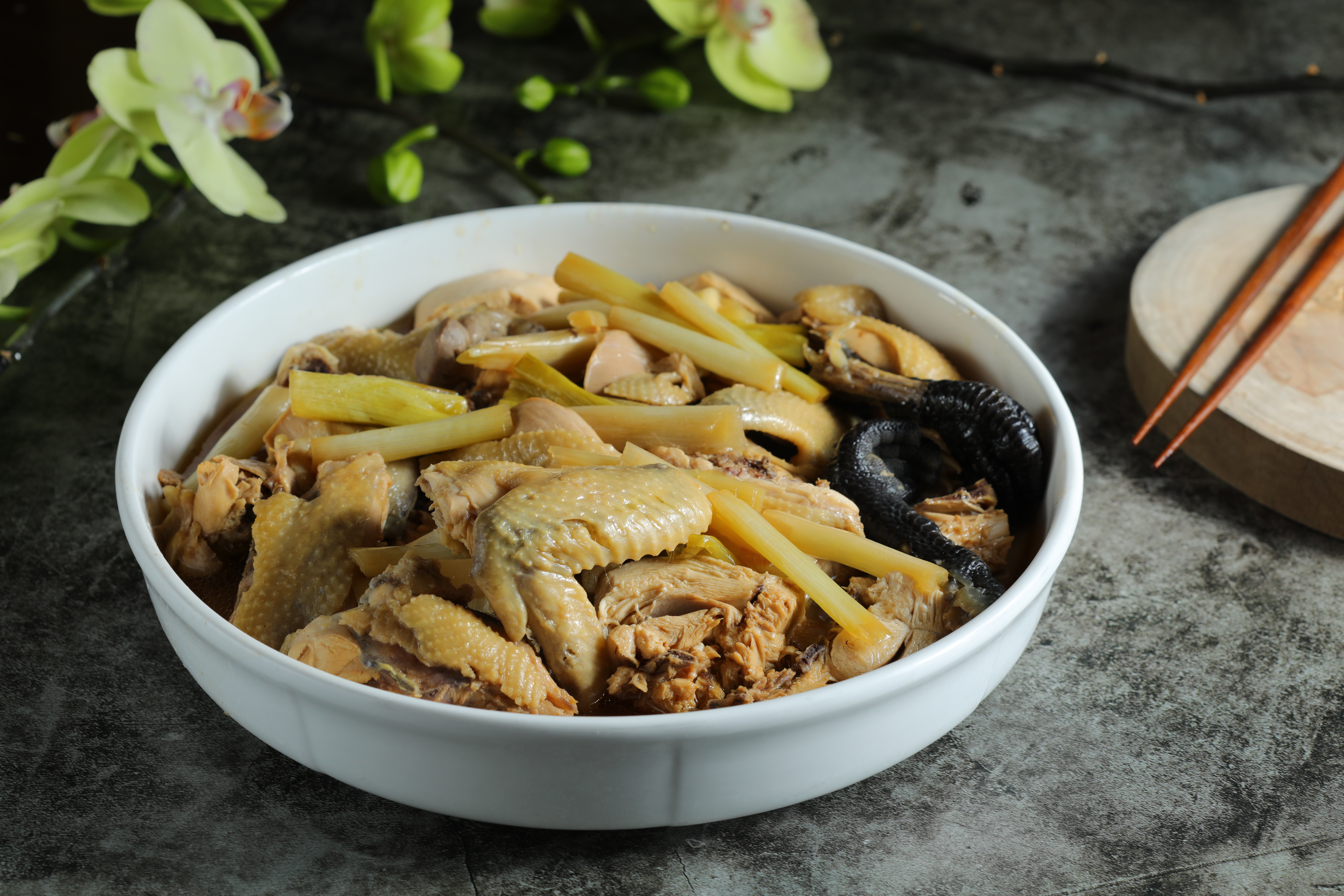 酸鮮可口的「醋醃雞」，是白先勇老師家鄉廣西的特色美味。