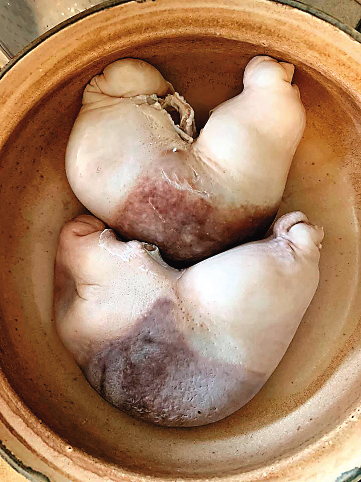豬肚汆燙後會縮到只有巴掌大。