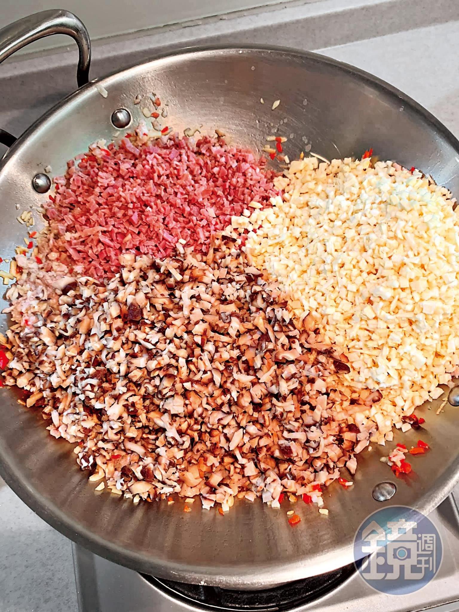 冬筍切小丁，香菇泡水後切小丁，火腿肉切小丁後汆燙去鹹味。