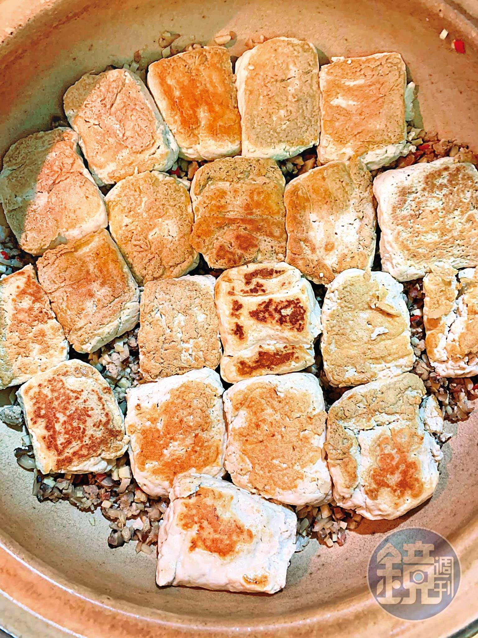 臭豆腐入鍋，一面煎黃，另一面稍微煎一下即可。