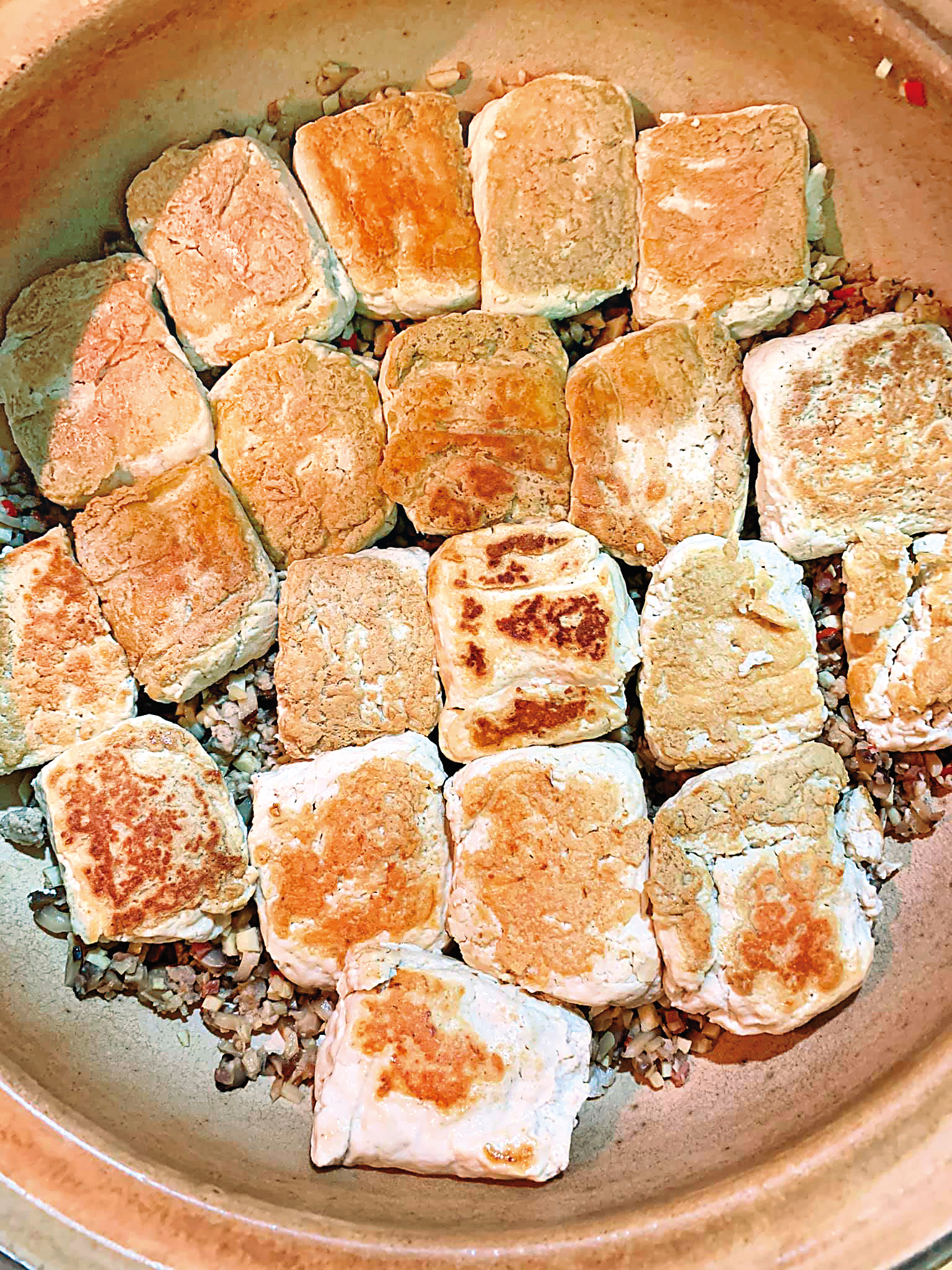 臭豆腐入鍋，一面煎黃，另一面稍微煎一下即可。