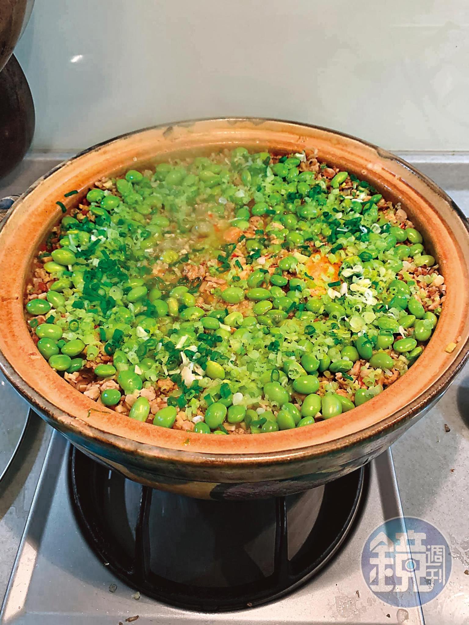 臭豆腐燉煮30分鐘後，開鍋撒上毛豆。