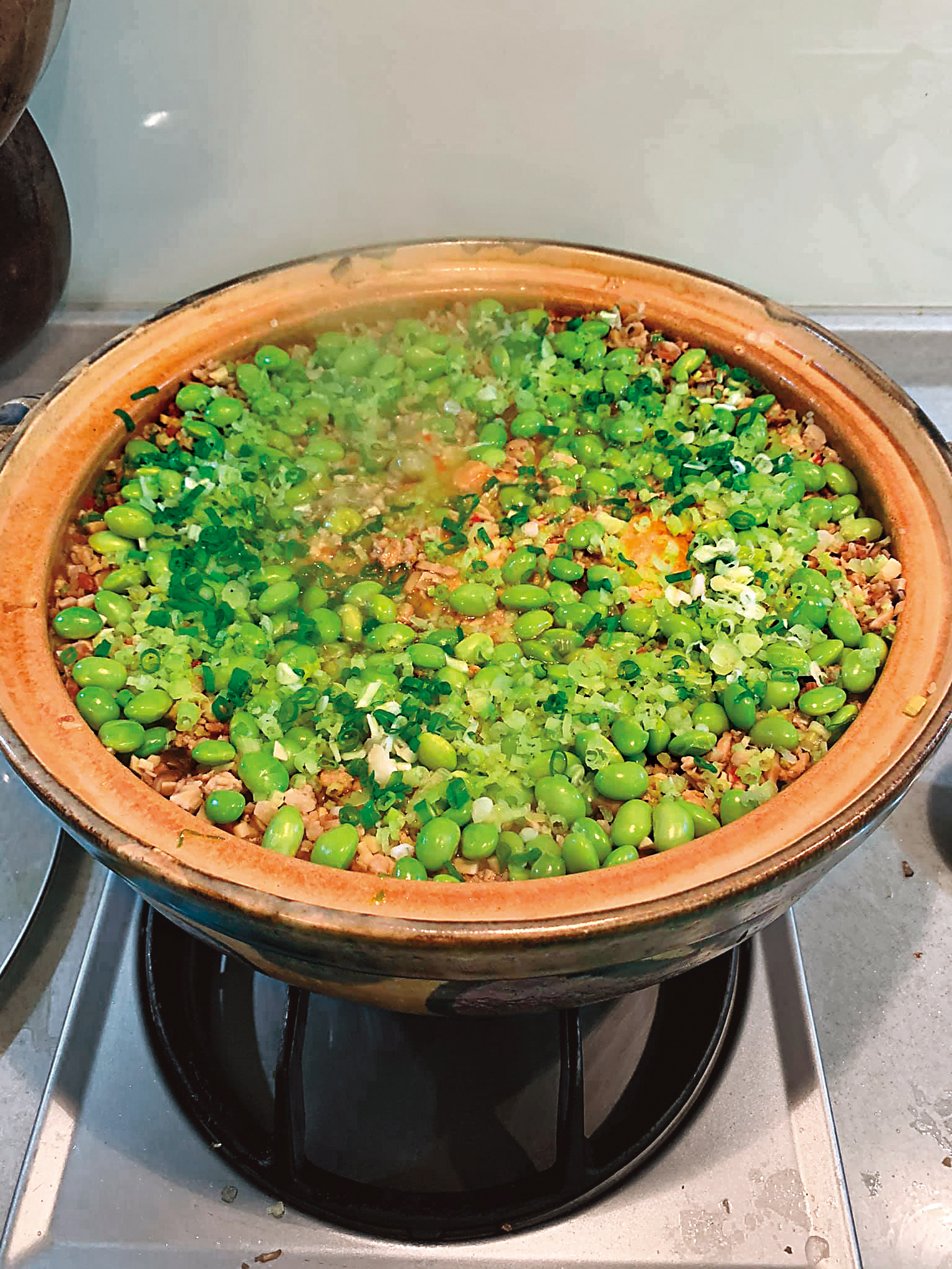 臭豆腐燉煮30分鐘後，開鍋撒上毛豆。