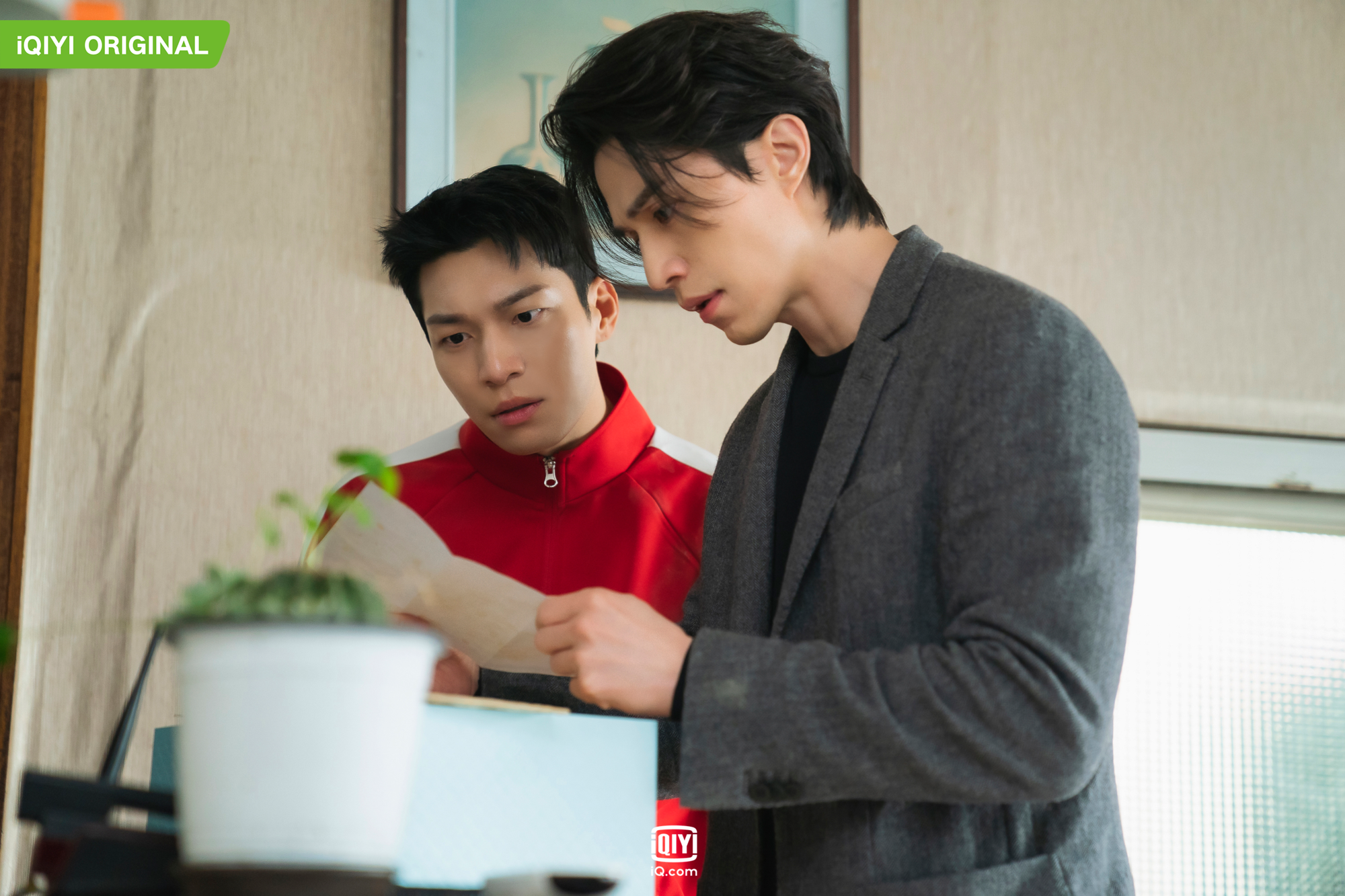 與李棟旭合作讓魏嘏隽讚不絕口,自爆兩人住很近,以後還想常常約對方出來。(愛奇藝國際站提供)