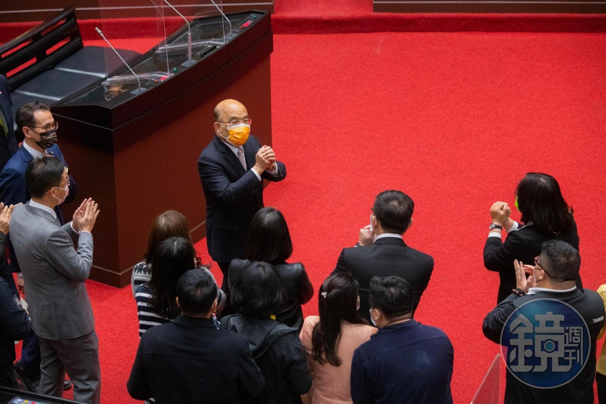 行政院長蘇貞昌來到立法院,感謝全體委員審查總預算案三讀通過。(翻攝自蘇貞昌臉書)