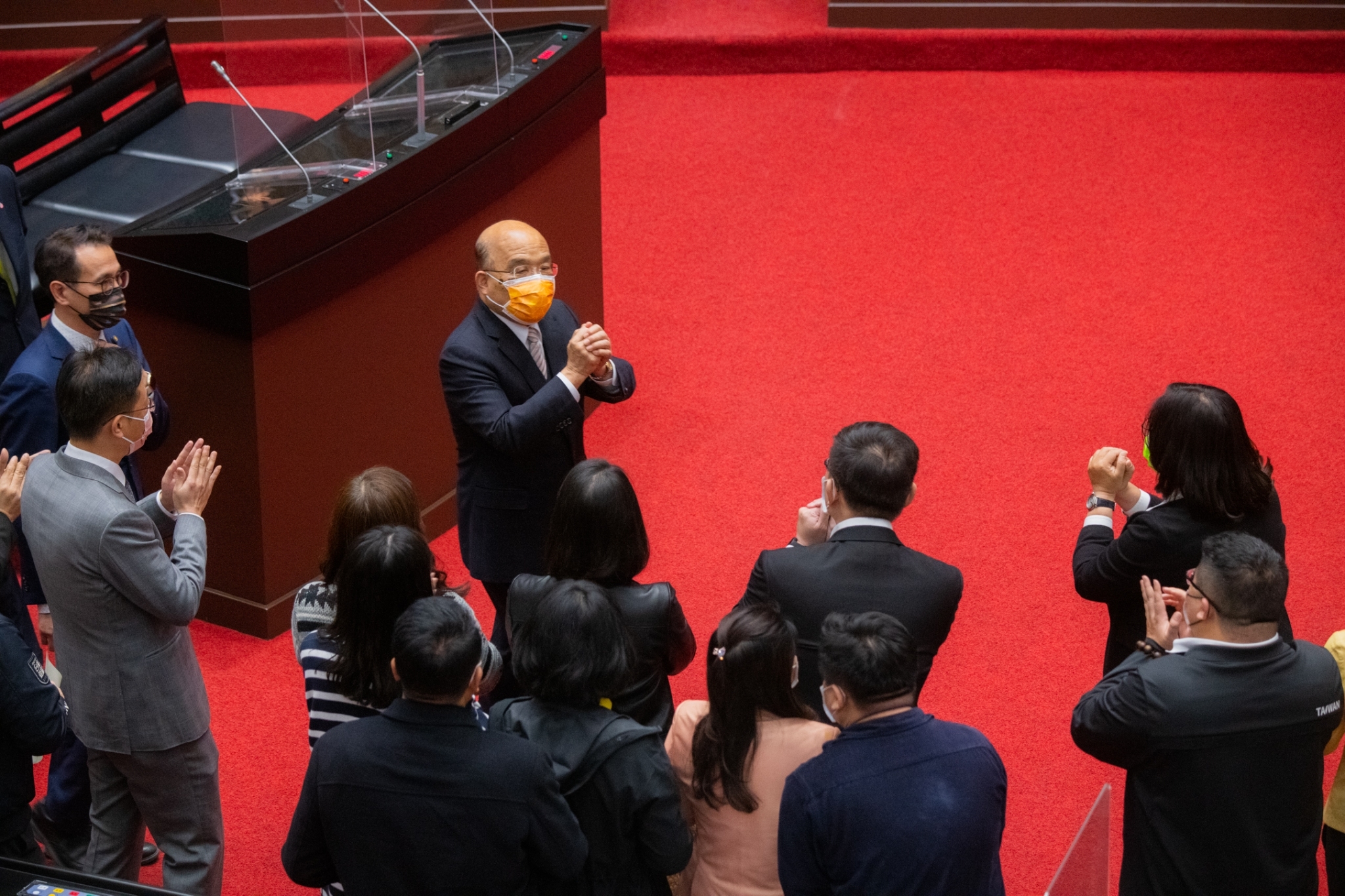 行政院長蘇貞昌來到立法院，感謝全體委員審查總預算案三讀通過。（翻攝自蘇貞昌臉書）