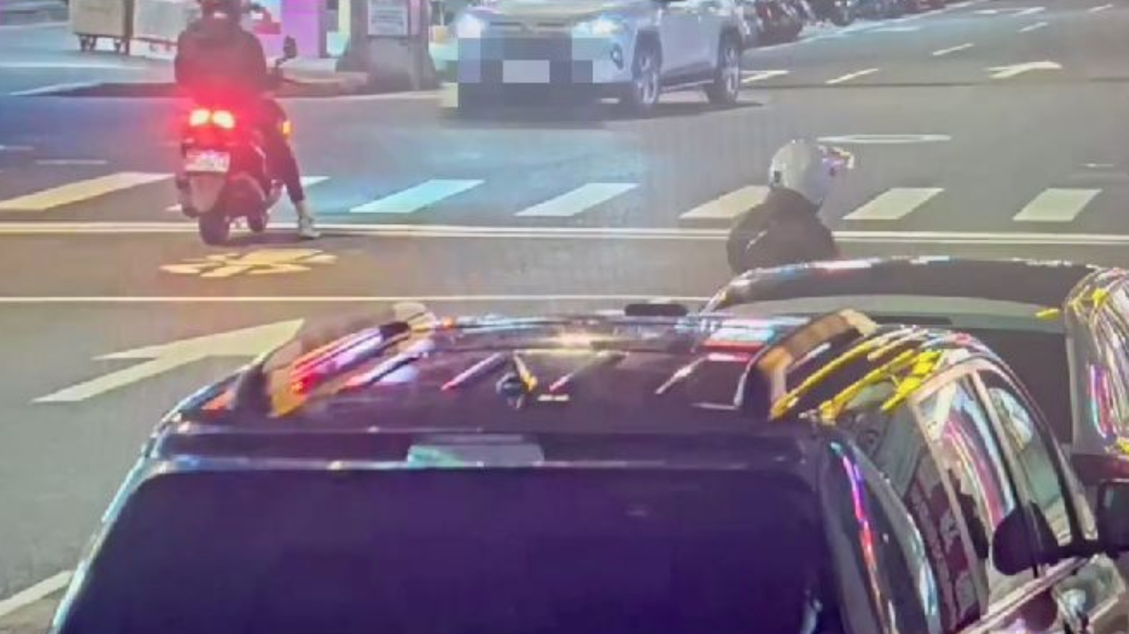 肇事女子開車在台北市中正區馬路上一路逆向，行徑相當誇張。（中正一分局提供）