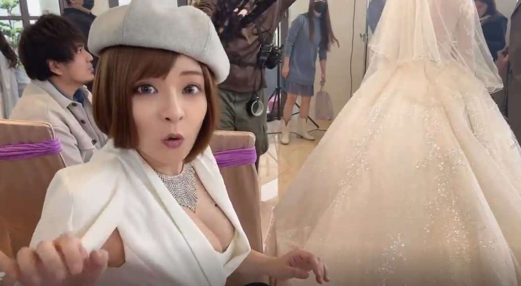 郭鬼鬼對鏡頭說：「哇！Sandy真的是太美了！」。（翻攝自IG@angelakuo0504）