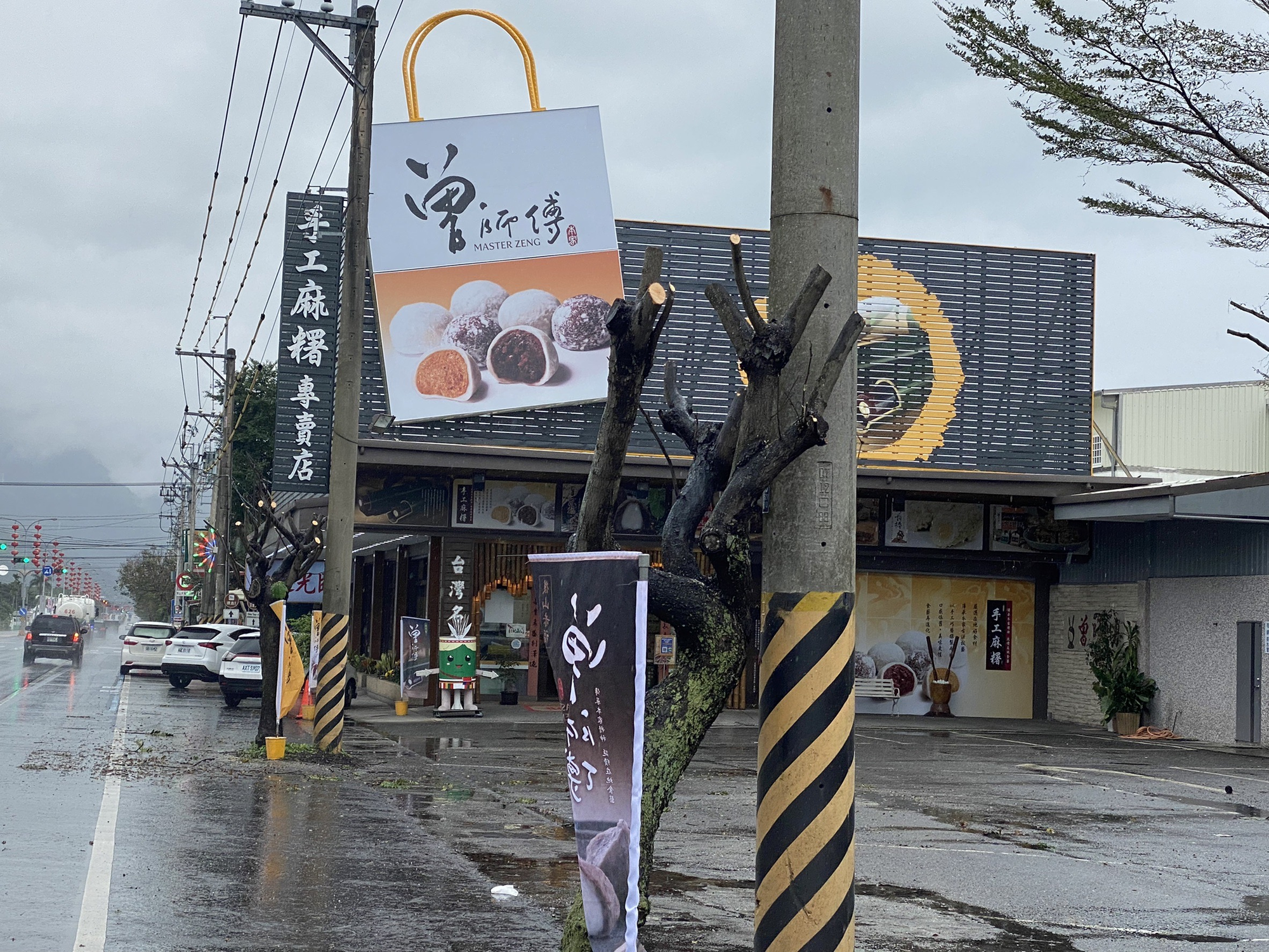 花蓮名產店「曾師傅」因路樹擋到商家招牌強行「砍頭」,依《公路法》可處最重15萬元罰鍰。(公路總局花蓮工務段提供)