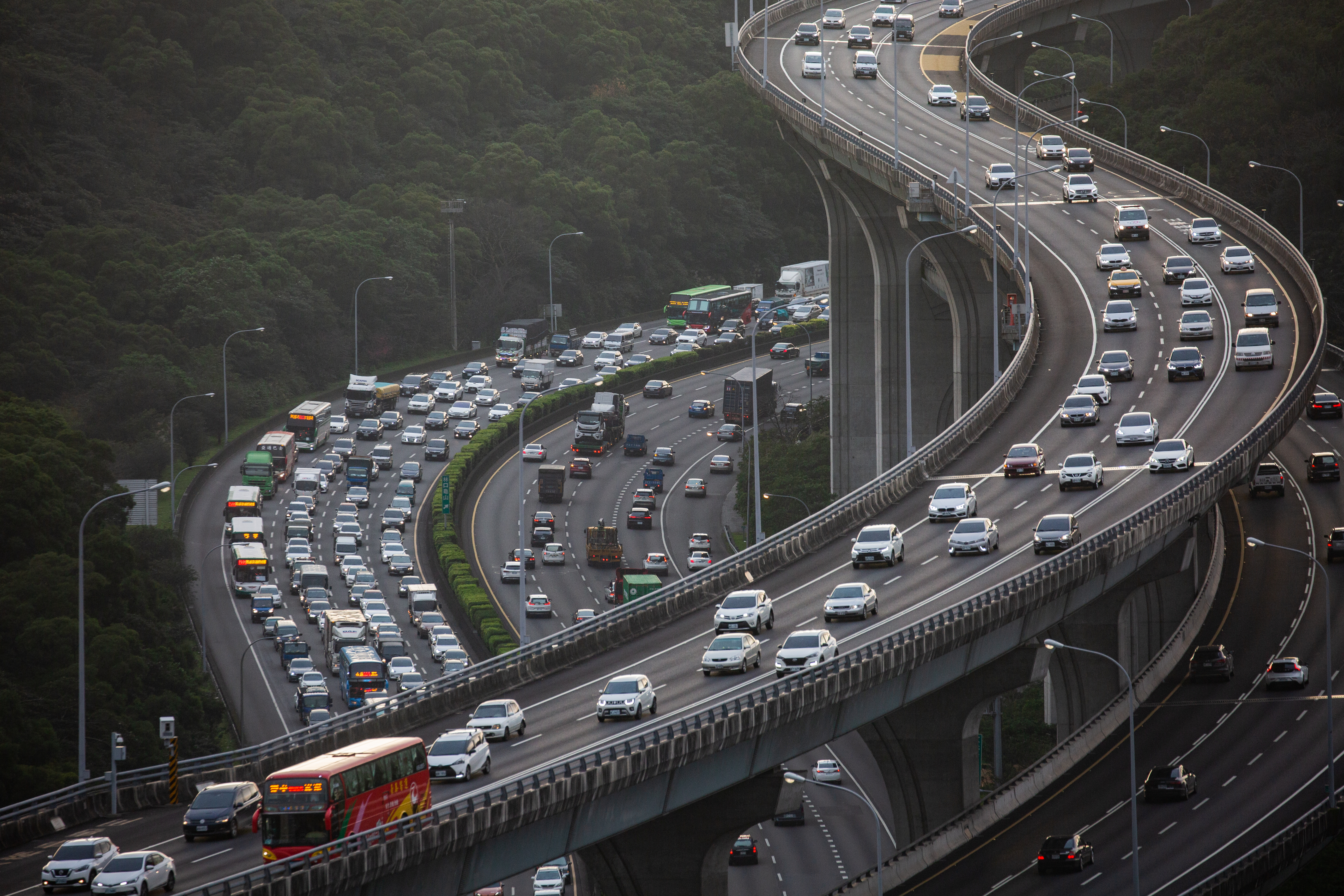 高公局公布明天（30日）小年夜的5大地雷路段，提醒南向用路人儘量於下午時段出發。