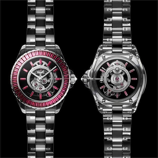J12 X-Ray Red Edition搭載的是伴隨兩年前前一代J12 X-Ray推出的Caliber 3.1機芯，這次的Red Edition時標和錶圈改以紅寶石呈現，鏤空的設計從錶背也看得見紅寶石時標，用紅色點綴出嬌豔的色調。