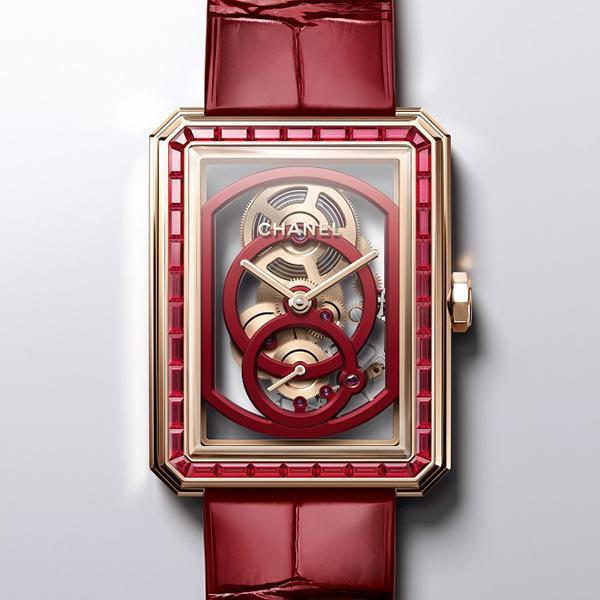 Red Edition18K Beige米色金錶殼搭配Boy·Friend的鏤空款式，錶圈的長階梯形切割紅寶石像軌道似的夾鑲在其中，夾板和指針也是米色金的顏色，色調搭配得很雅緻。
