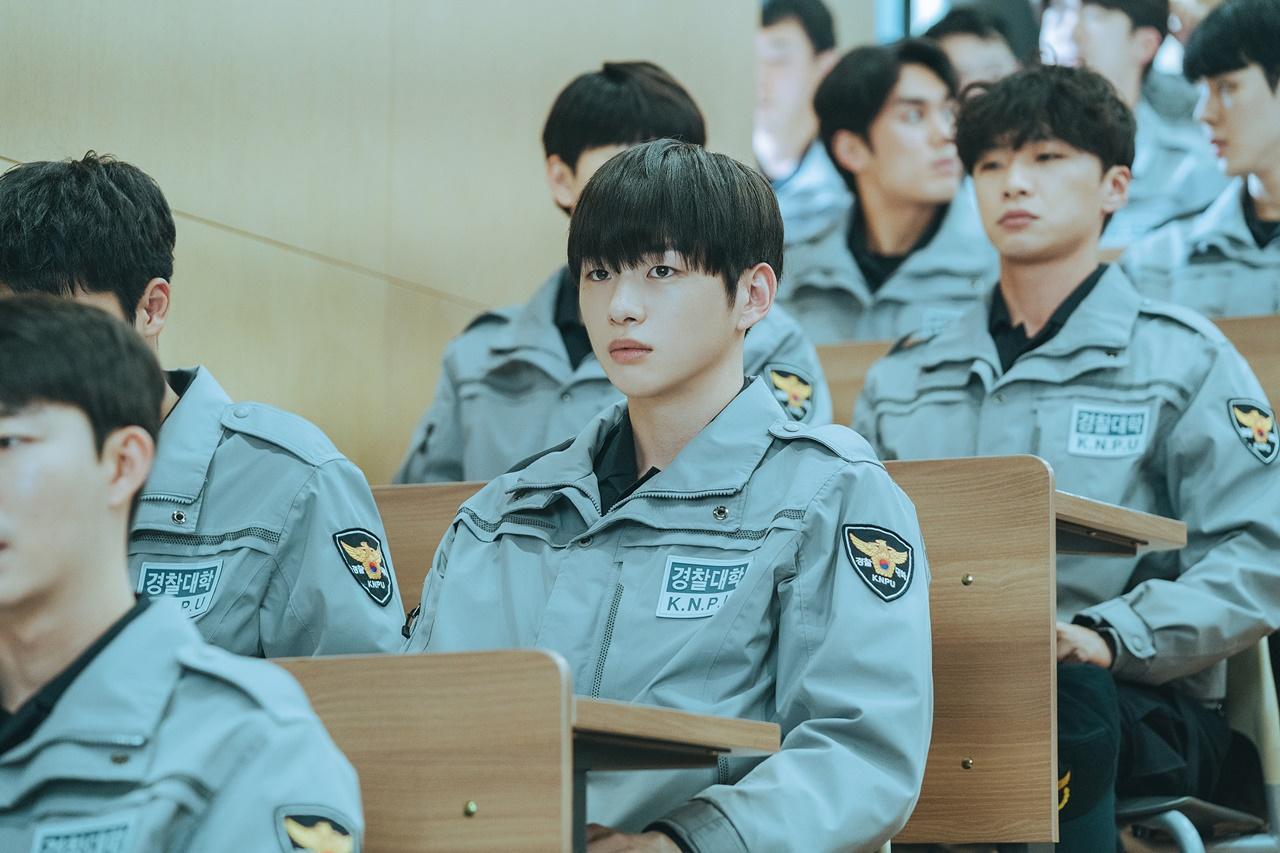 姜丹尼爾主演的Disney+原創韓劇《警校菜鳥》上架後在韓國地區排行榜衝上劇集冠軍。(Disney+提供)