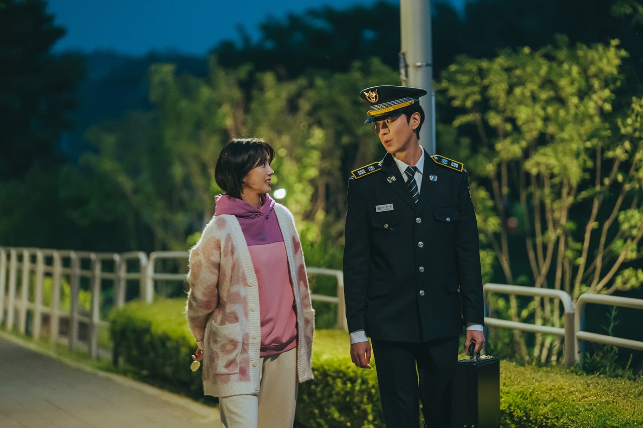 蔡秀彬（左）因暗戀就讀警察大學的家教，決定以進入警察大學為目標。（Disney+提供）