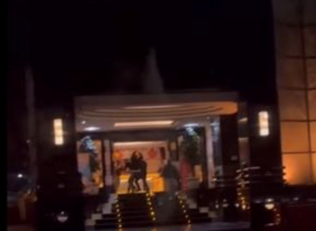 6名惡煞闖入高雄知名的大帝國舞廳，持球棒一陣猛砸。（翻攝畫面）