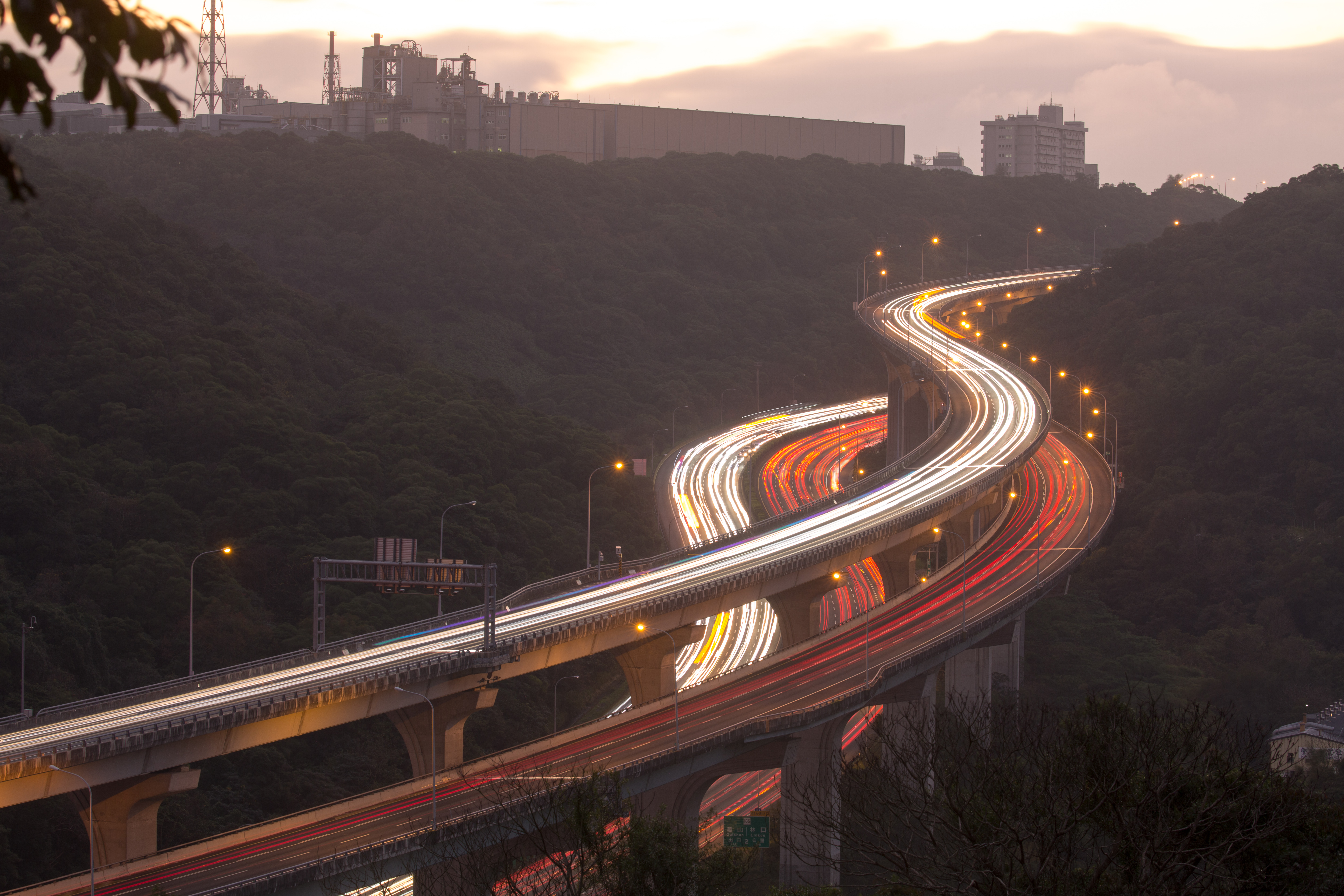 今除夕(31日)根據交通部高公局統計,截至上午7時國道交通量為9.4百萬車公里,示意圖。