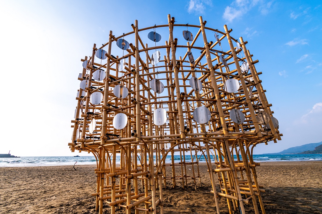 《 The Wind Comes》作品內外，照出不一樣的天空和海洋。