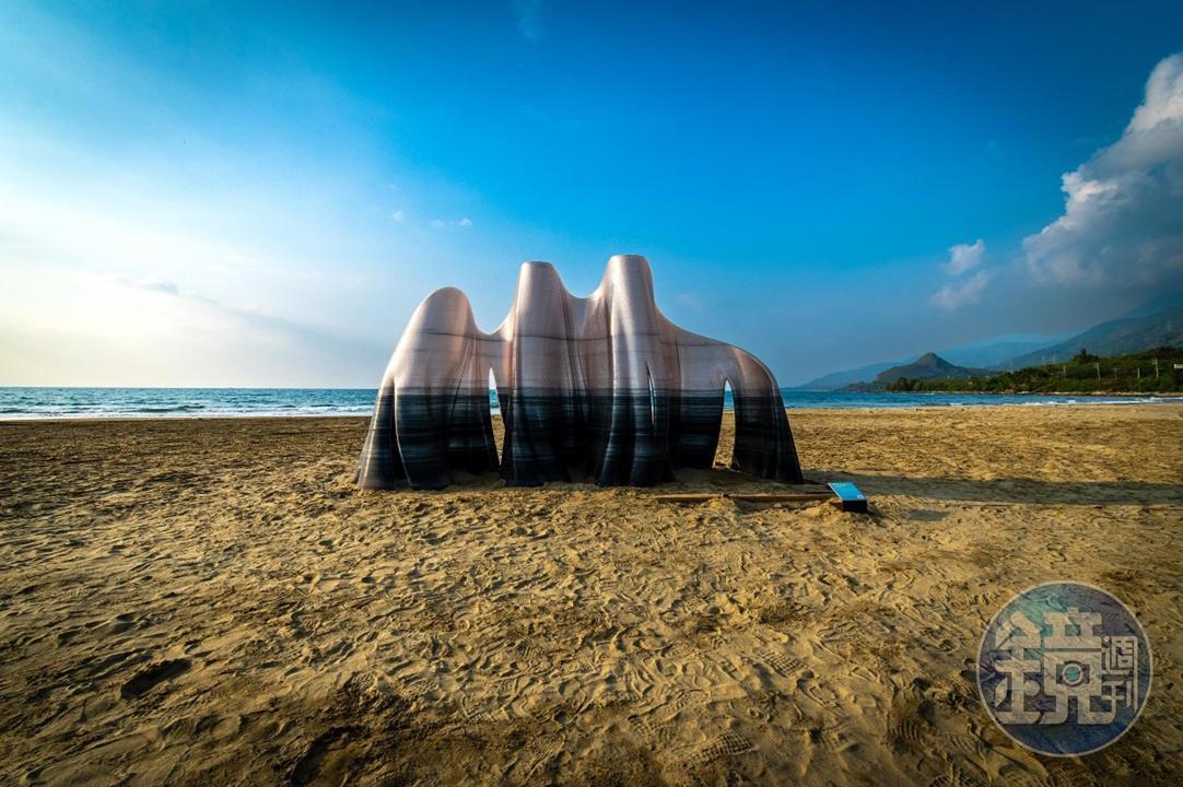 欣賞《珊弧·山瑚》,可以站在不同角度,比對海平面的樣子。