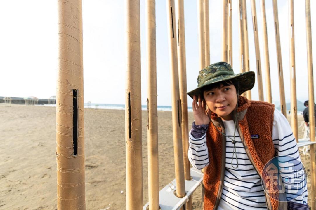 《火蘆葦》象徵天然植物生長在沙灘上,貼近作品的空心,可以聽見風聲。