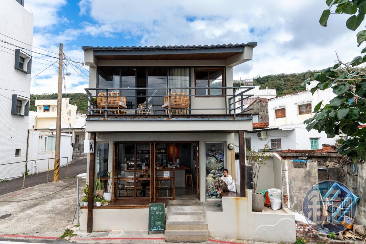 緊鄰海堤的小巧咖啡店「海龜咖啡」，只有1樓是座位區。