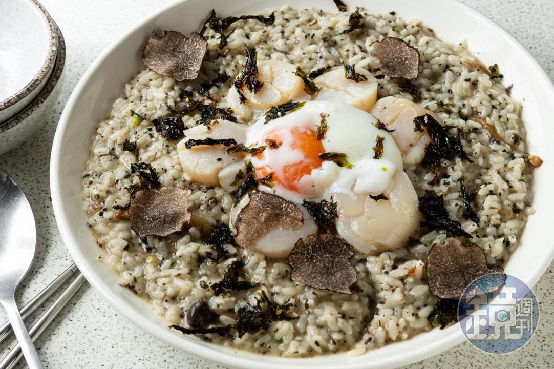 將溫泉蛋打散後拌入「干貝松露燉飯」中，配上松露和干貝，實在美味。